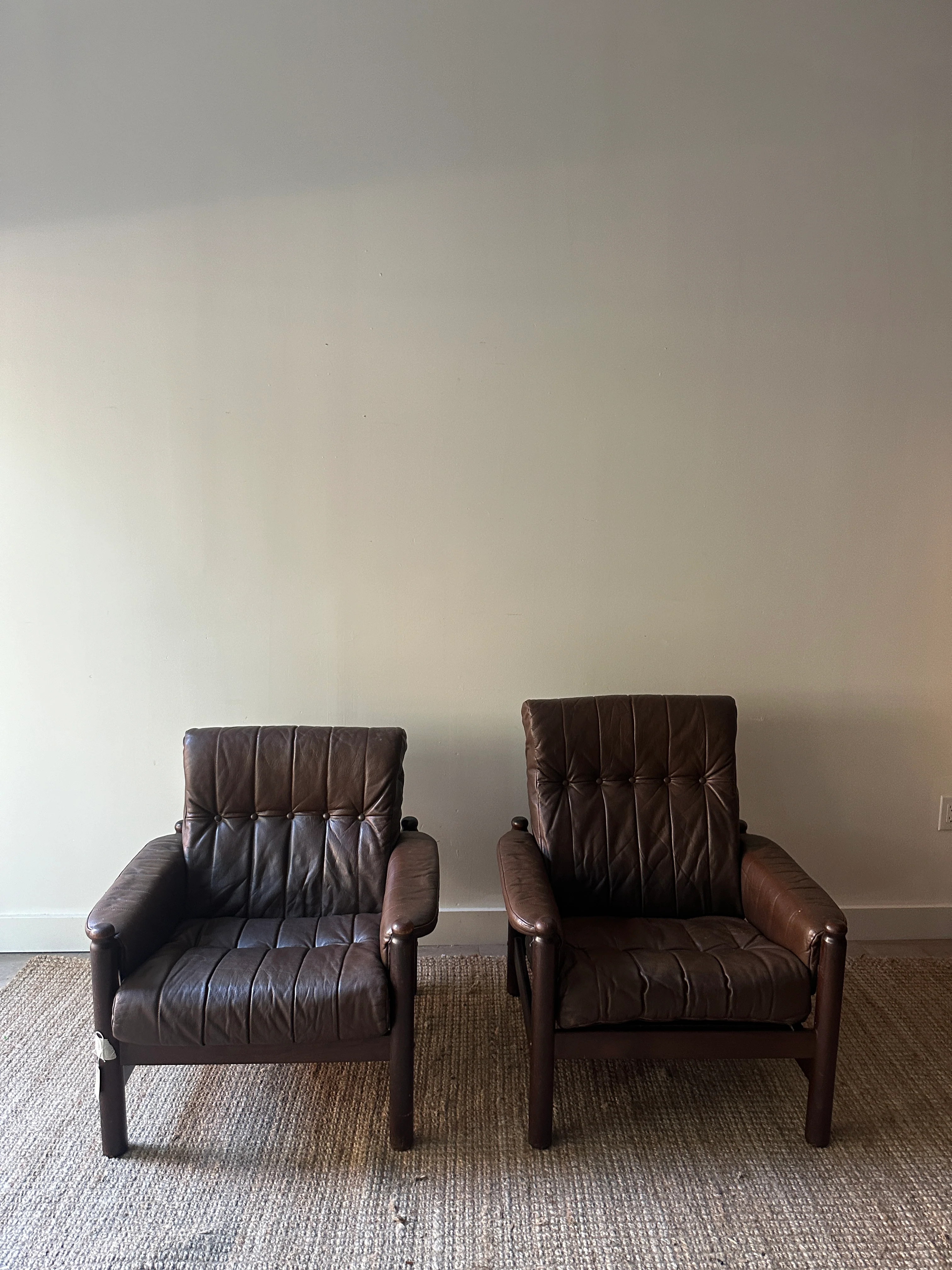 Leather and beech wood arm chair (short) - Image 2