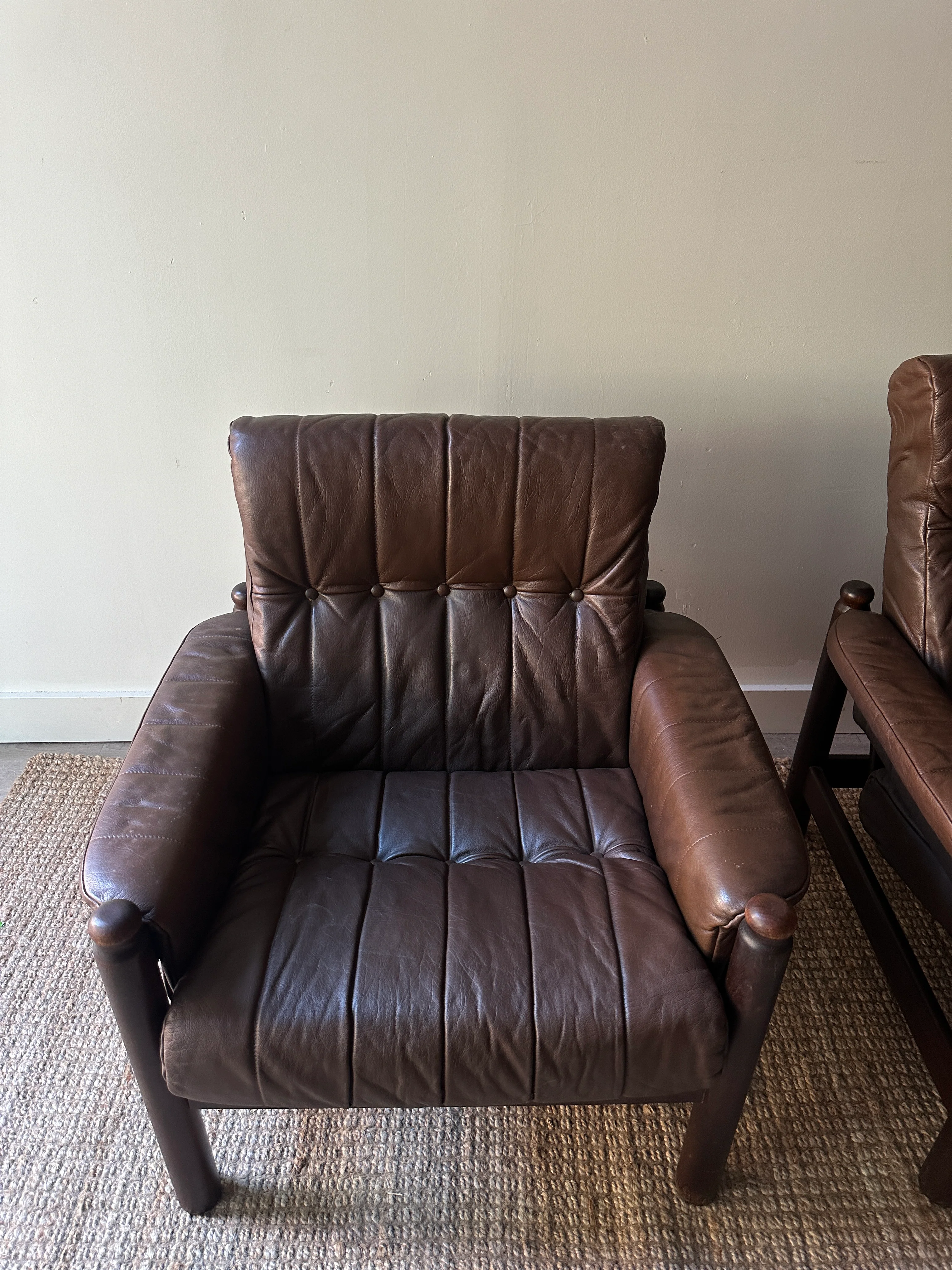 Leather and beech wood arm chair (short) - Image 3