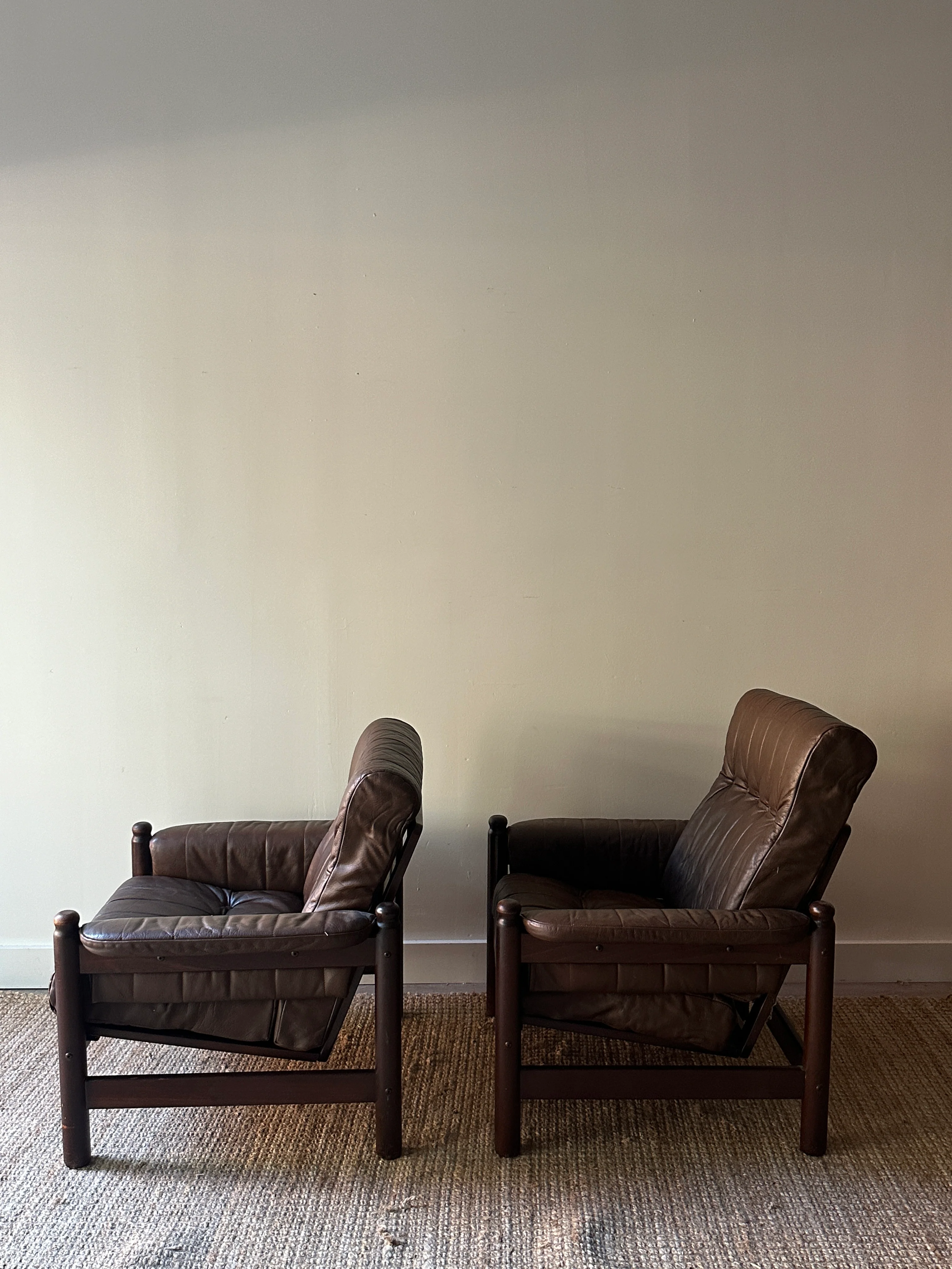Leather and beech wood arm chair (short) - Image 4