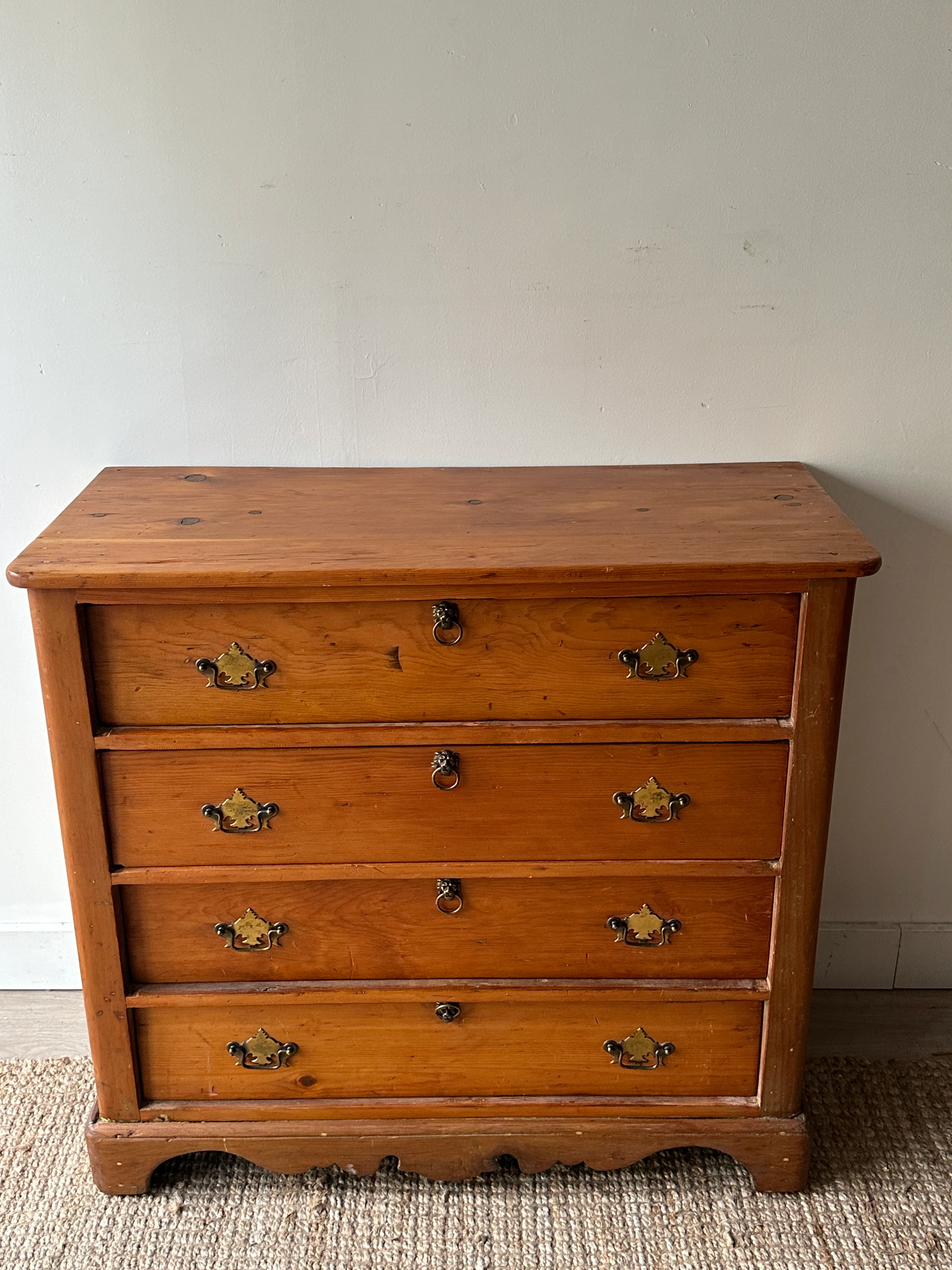 Lion head pine dresser - Image 4