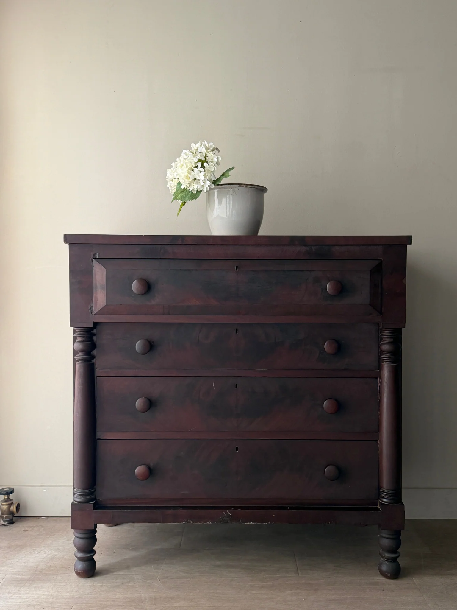 Mahogany federal dresser - Image 2
