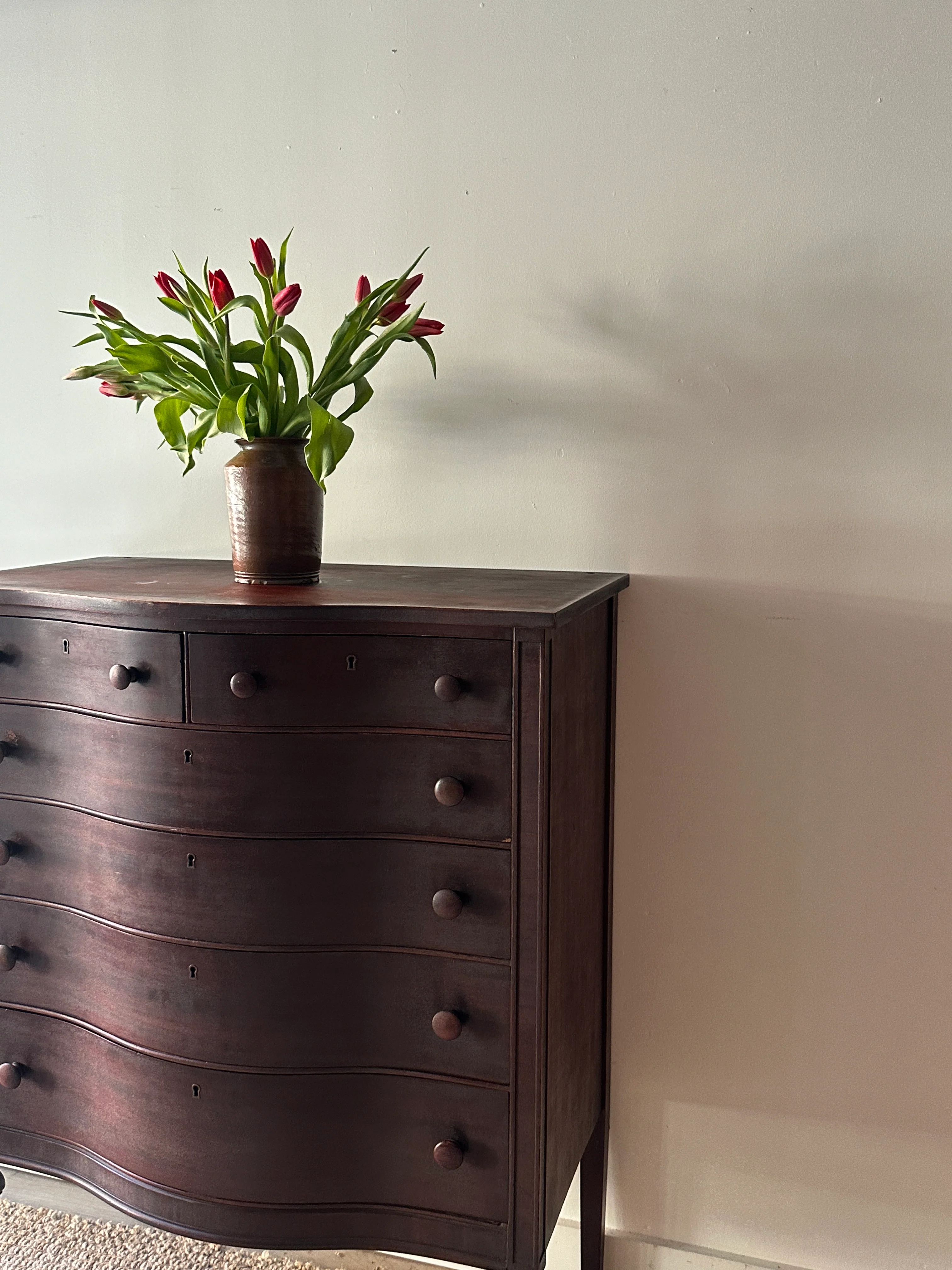 Mahogany serpentine dresser - Image 5