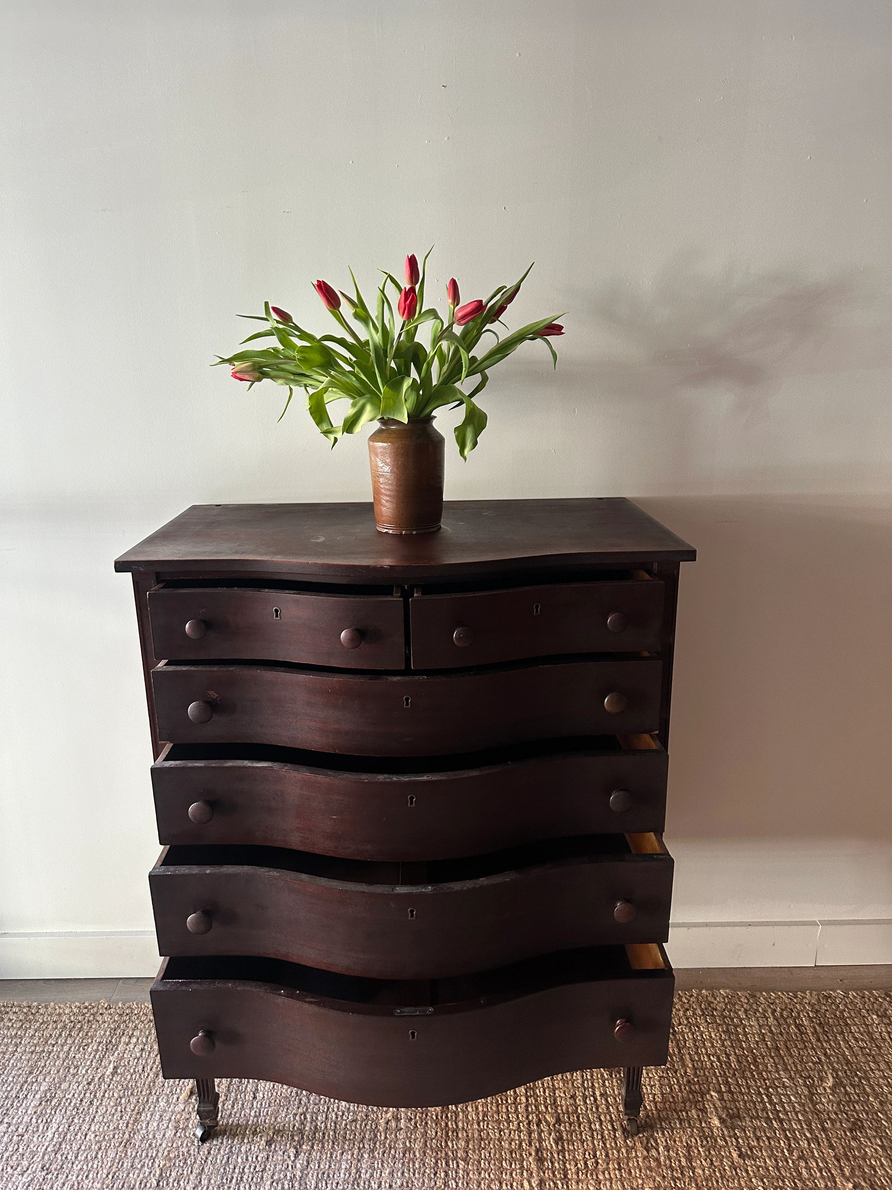 Mahogany serpentine dresser - Image 7