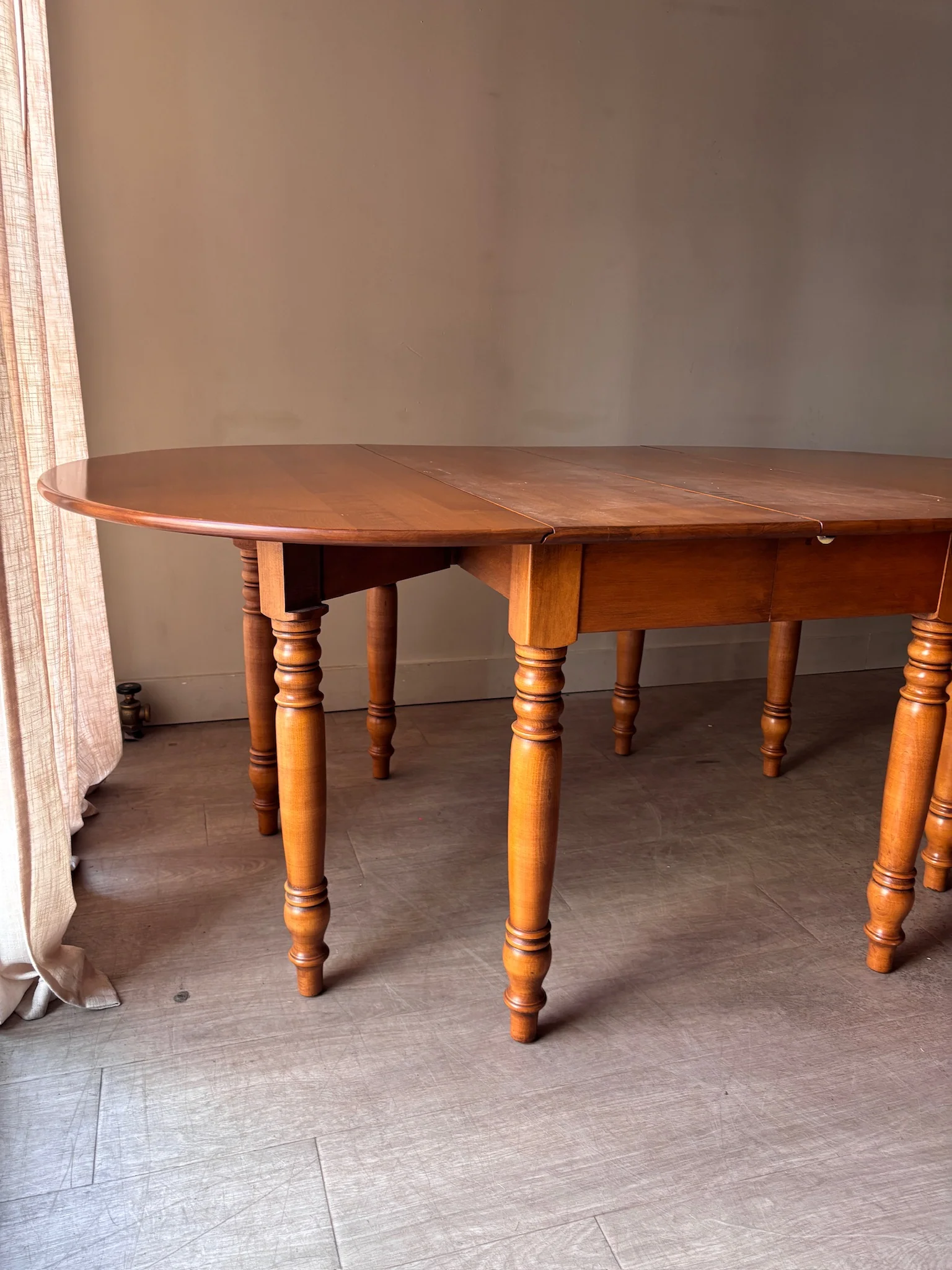 Maple drop leaf gate leg dining table with leaves - Image 9