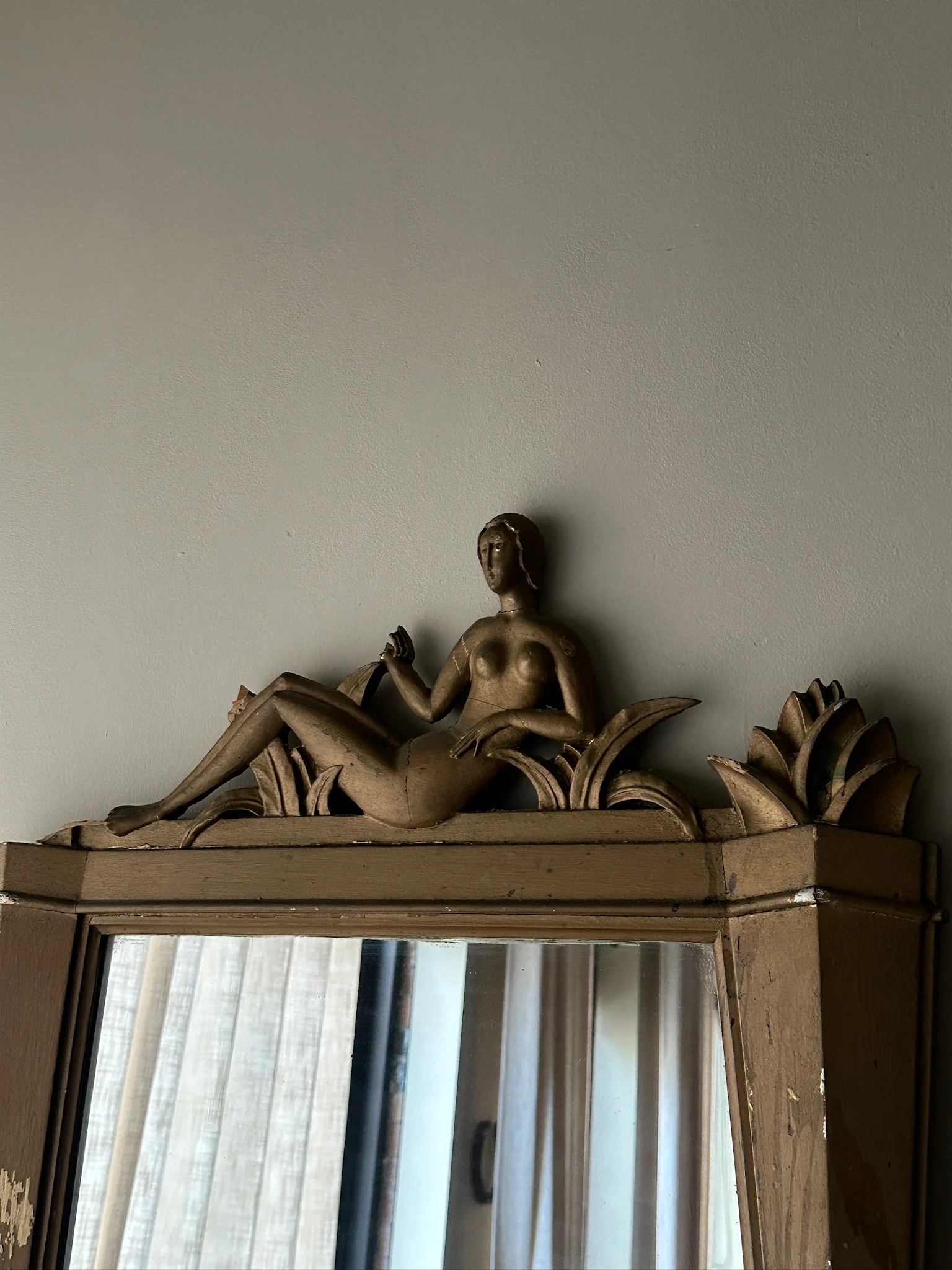 Neoclassical gilt mirror with reclining nude - Image 4