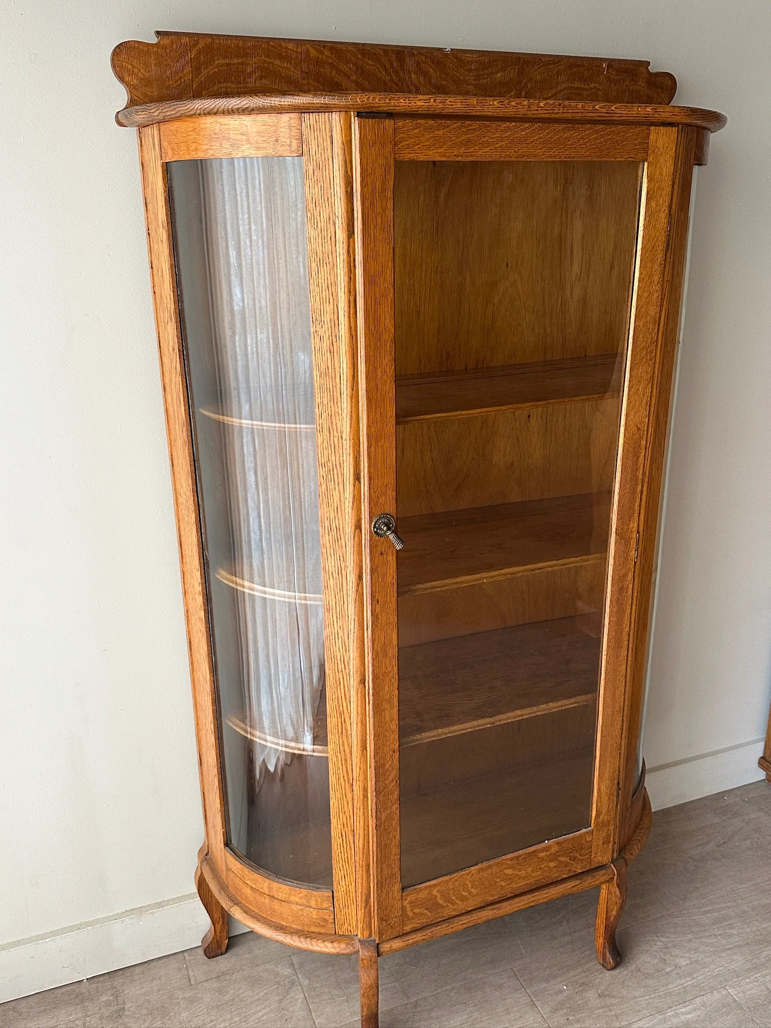 Oak curio cabinet - Image 2
