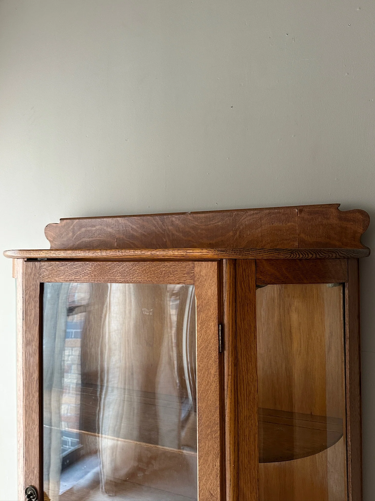 Oak curio cabinet - Image 4
