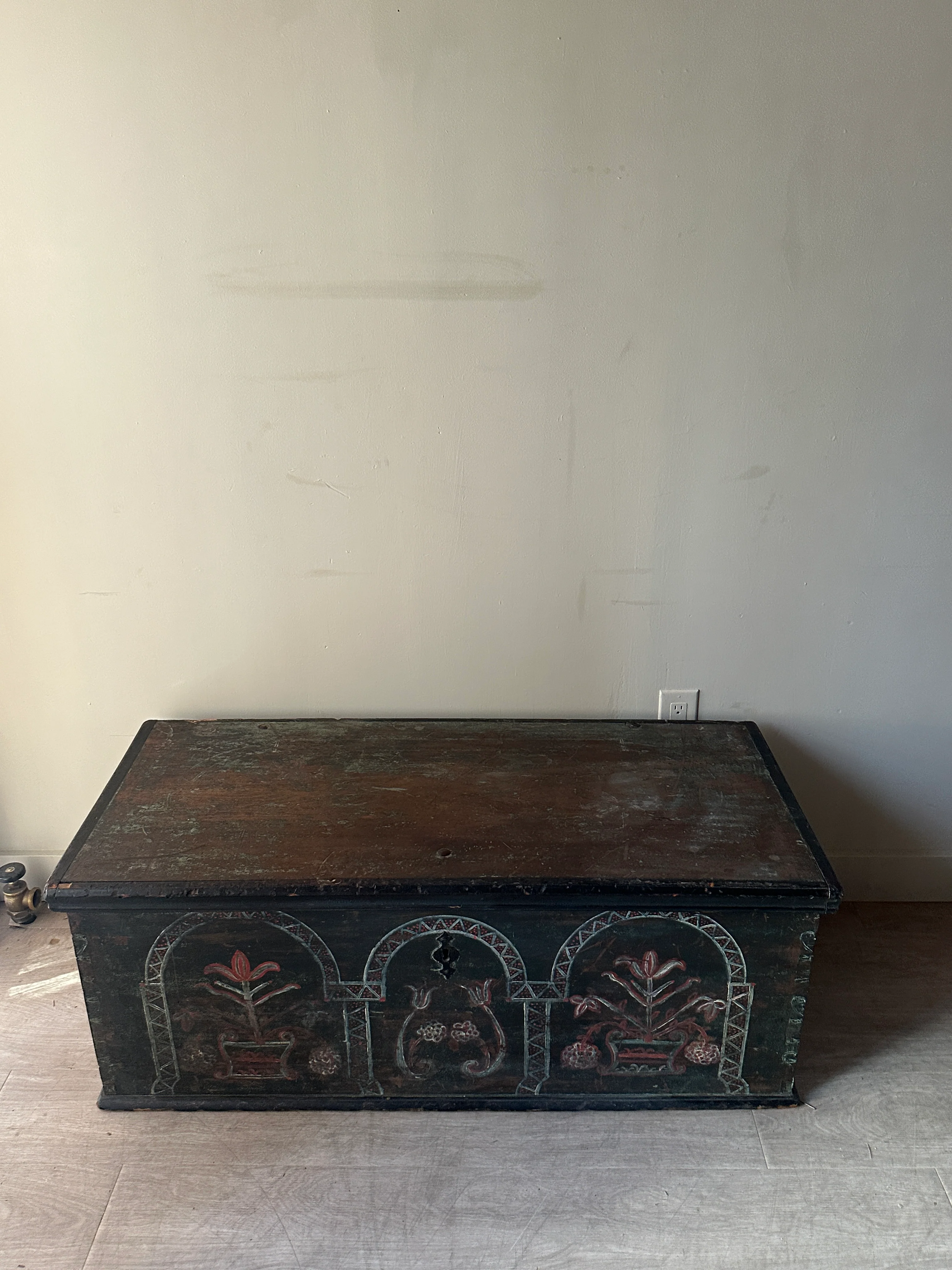 Painted chest - Image 2