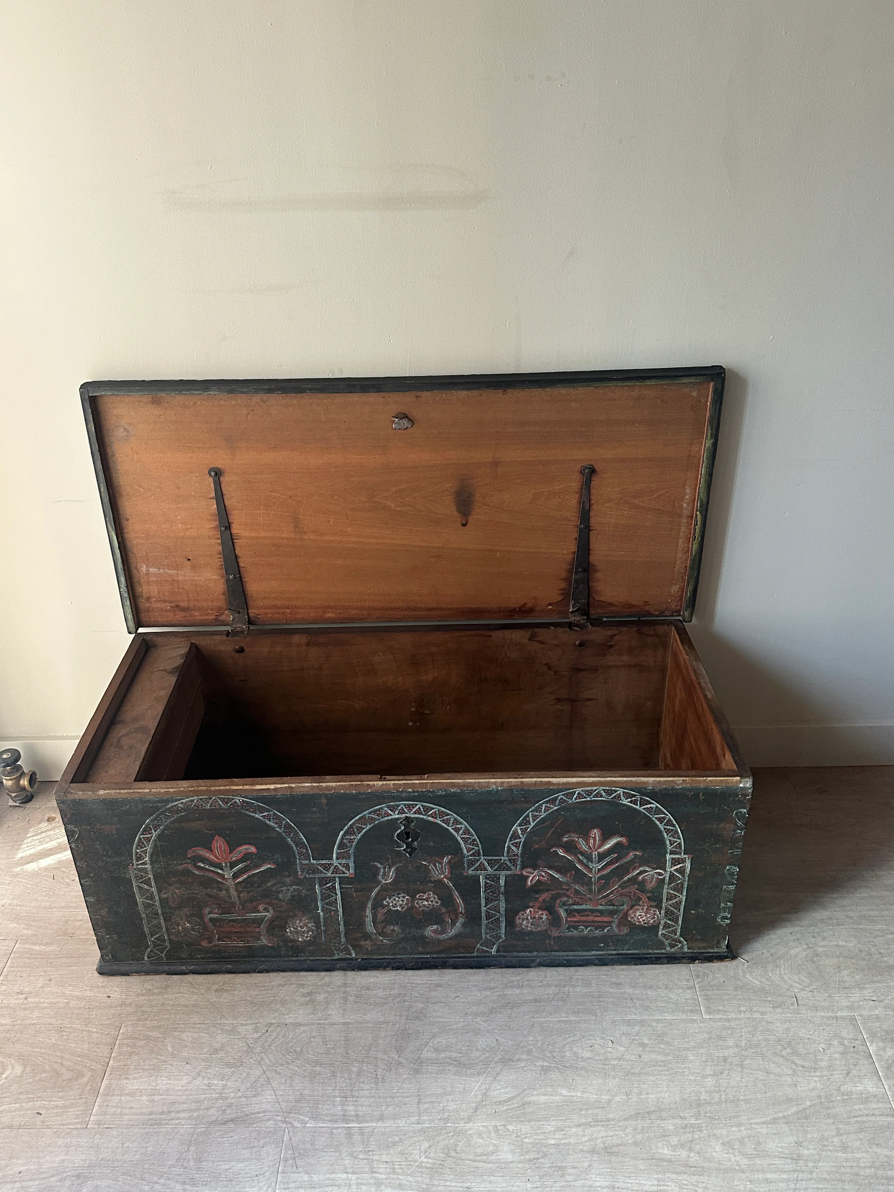 Painted chest - Image 5