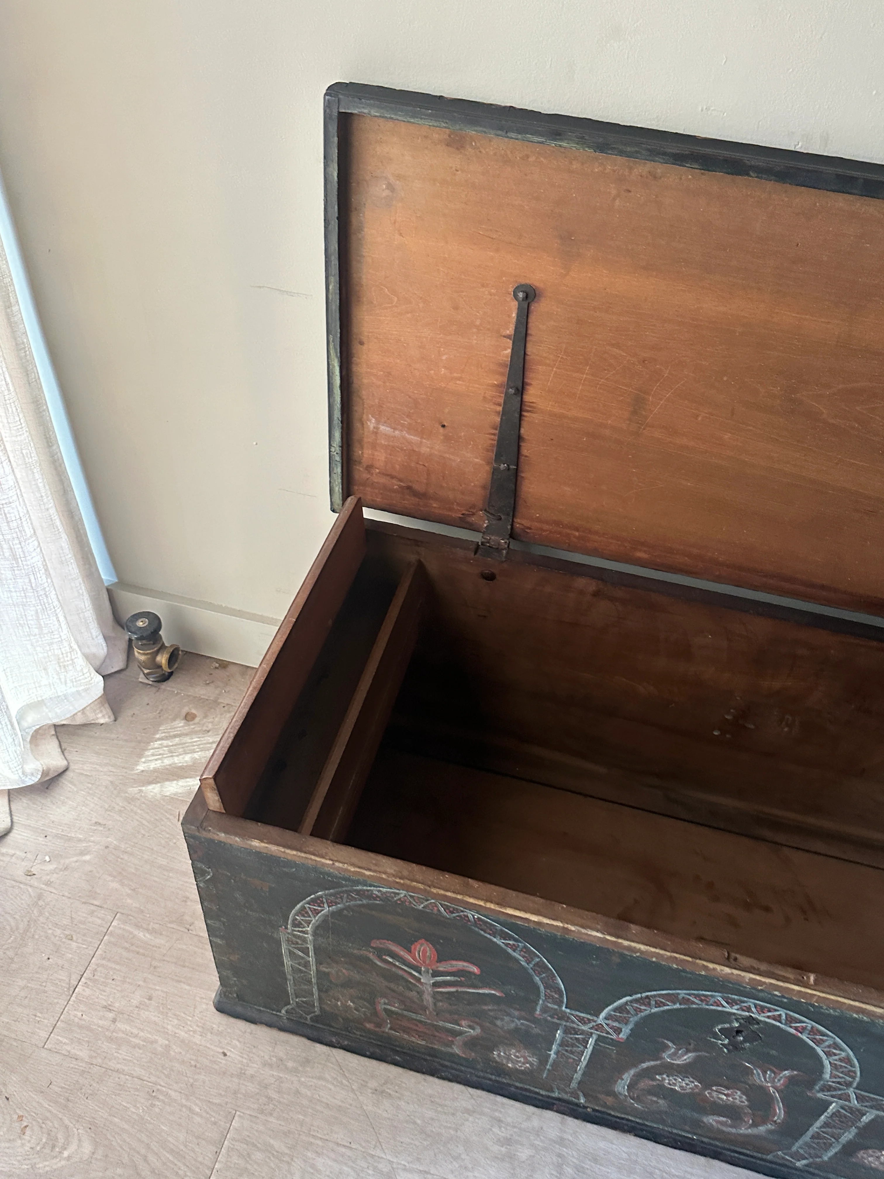 Painted chest - Image 6