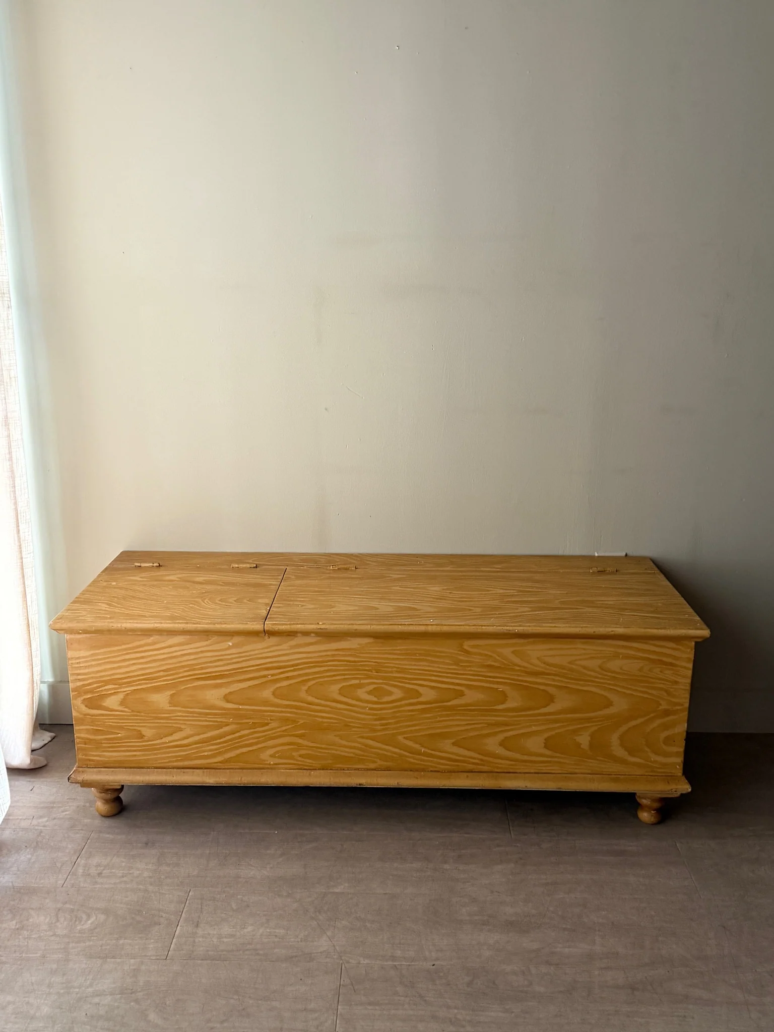 Painted grain pine chest - Image 2