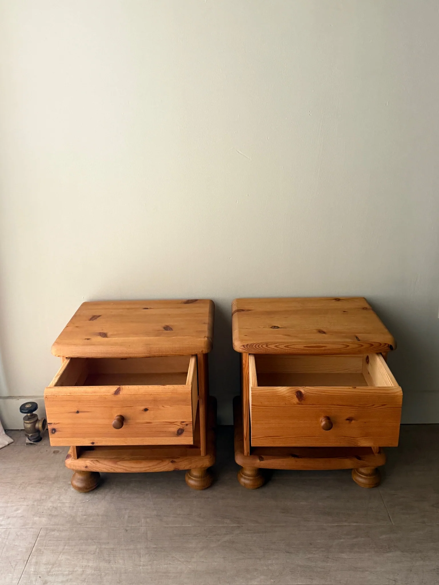 Pair of Scandinavian pine nightstands - Image 5