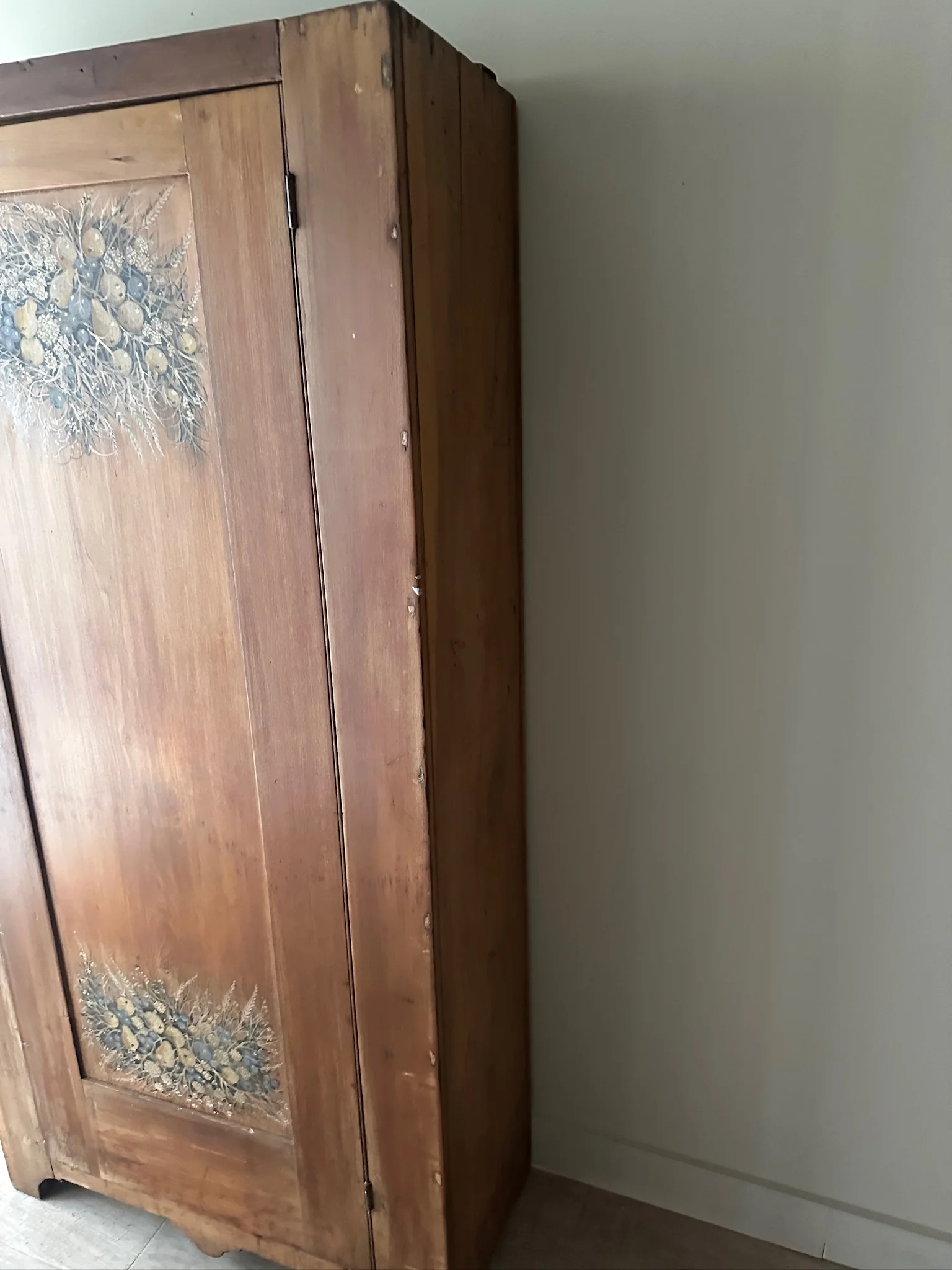 Pennsylvania Federal Pine Cupboard with Later Floral Motifs - Image 4
