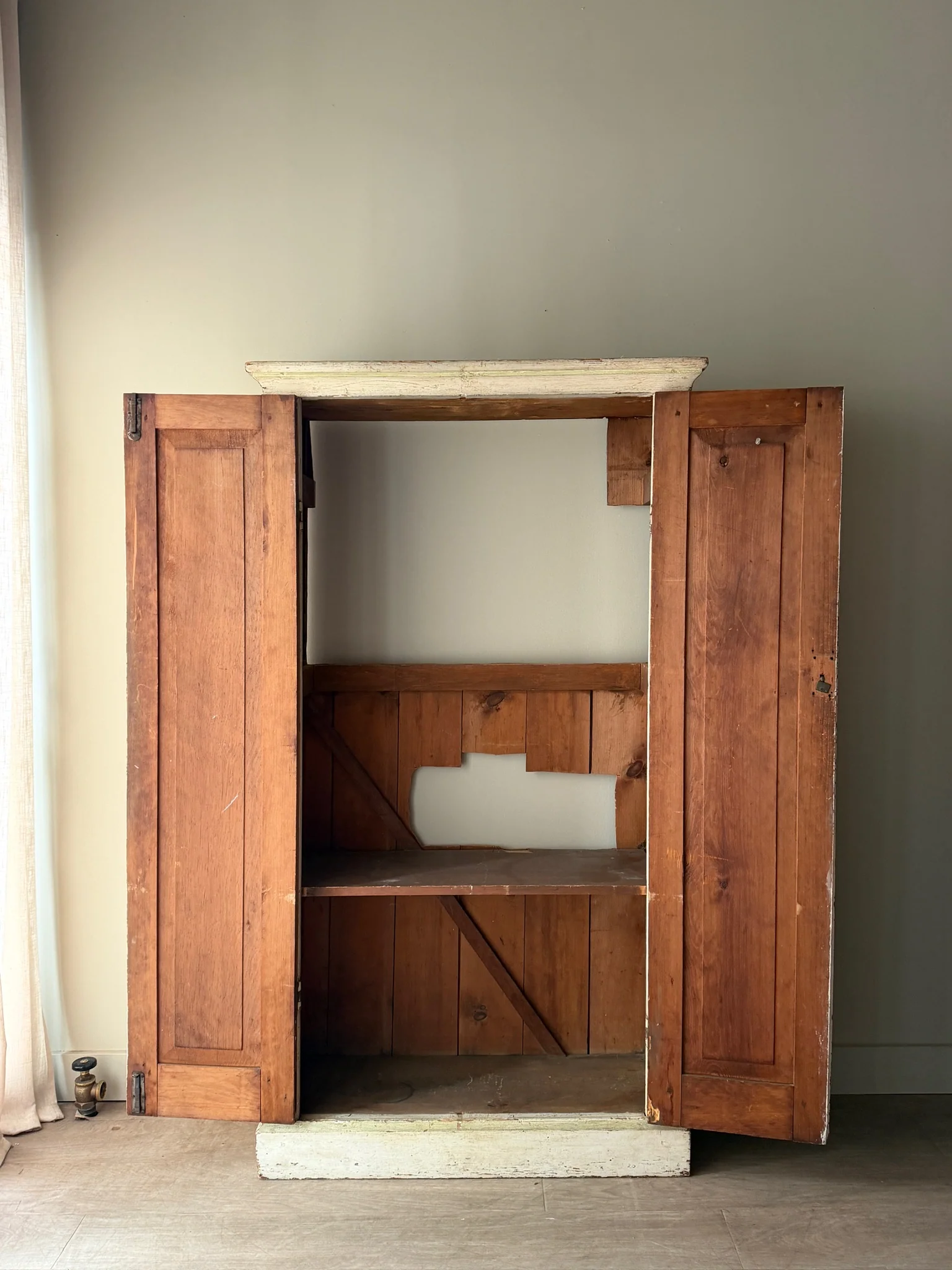 Pennsylvania painted pine cabinet - Image 4