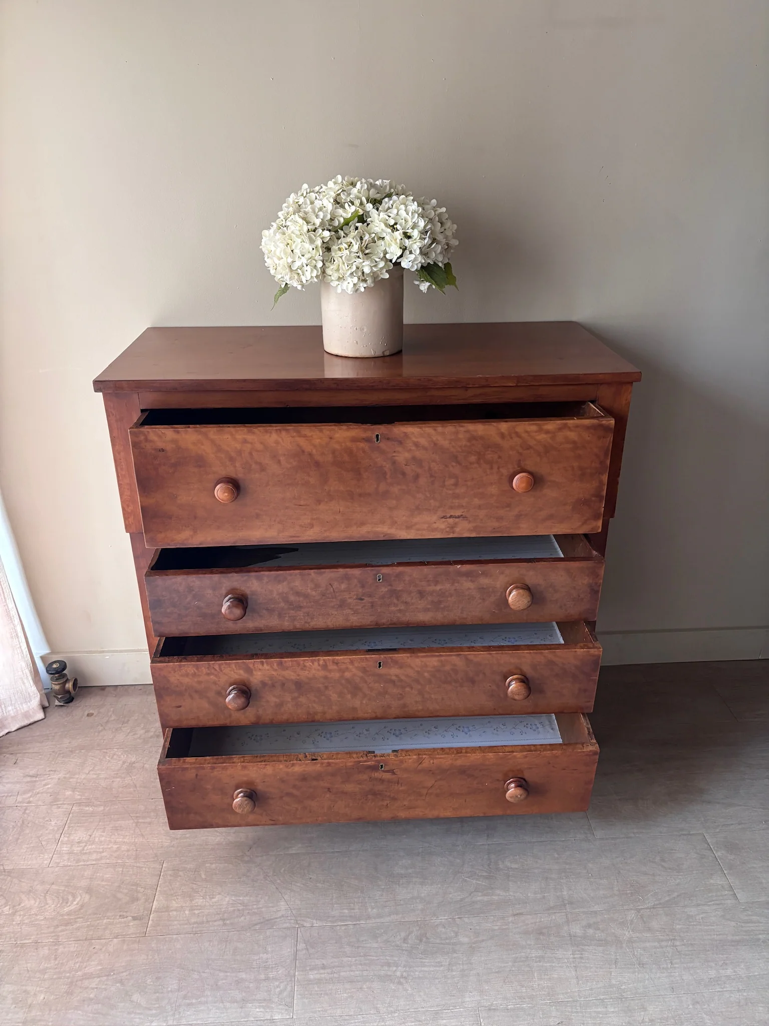 Pennsylvania Sheraton cherry dresser - Image 4