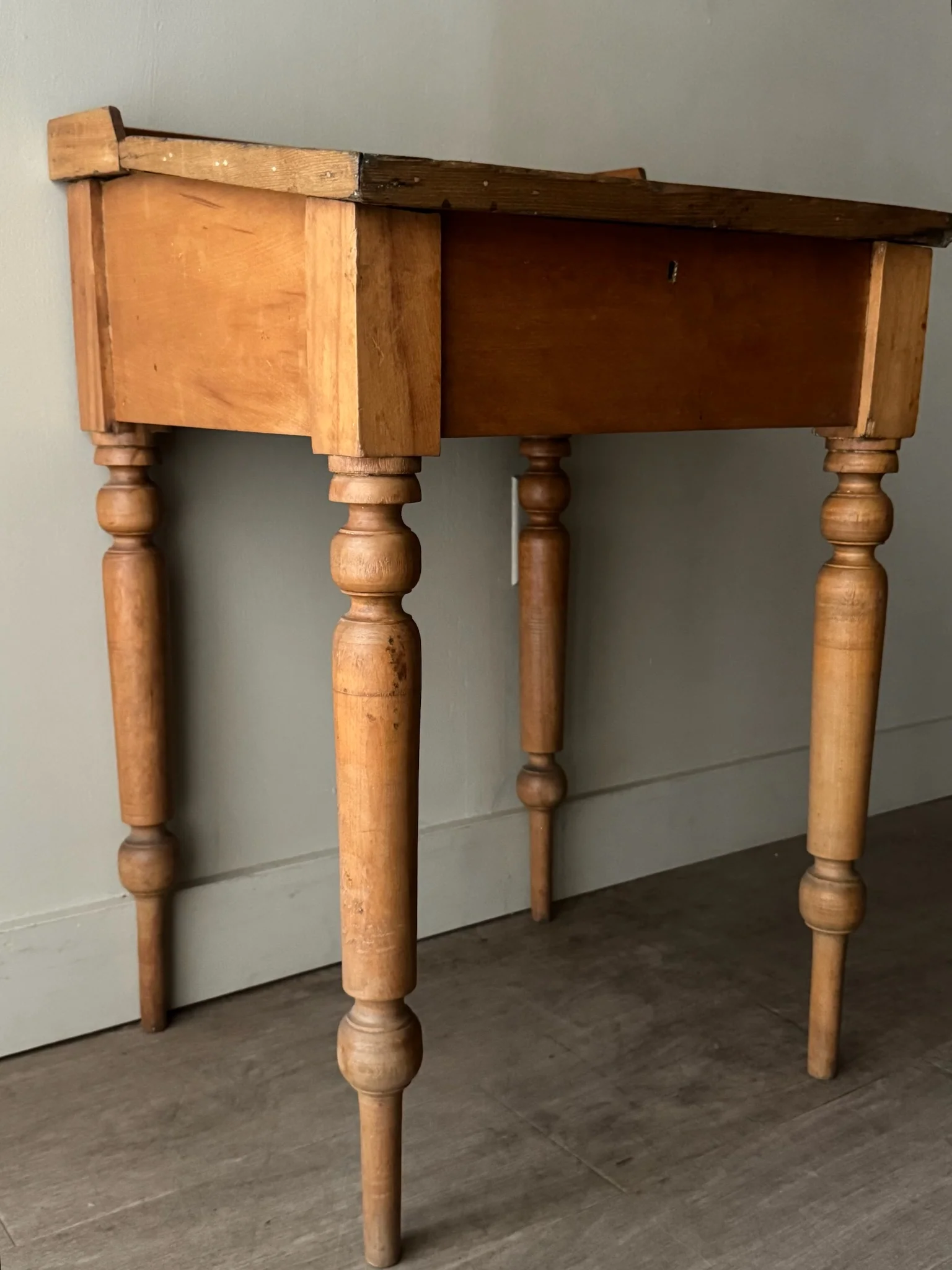 Pennsylvania Sheraton pine schoolmaster’s desk - Image 3