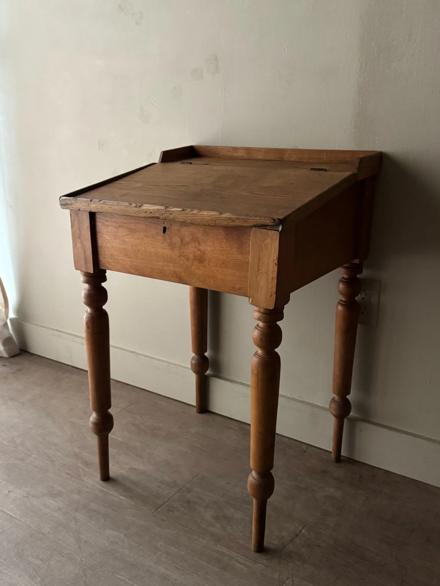 Pennsylvania Sheraton pine schoolmaster’s desk - Image 4