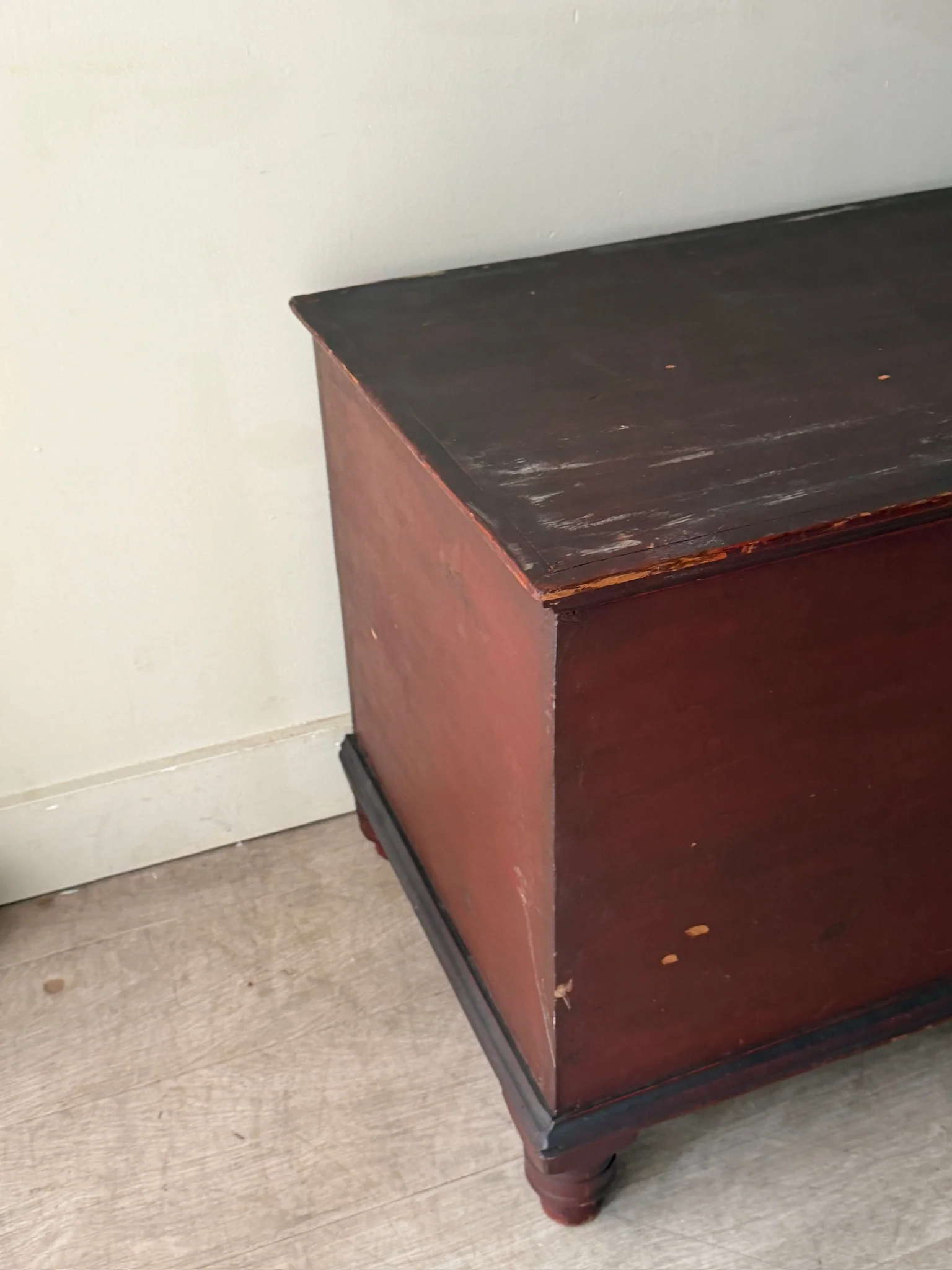 Pennsylvania Sheraton red painted chest - Image 3