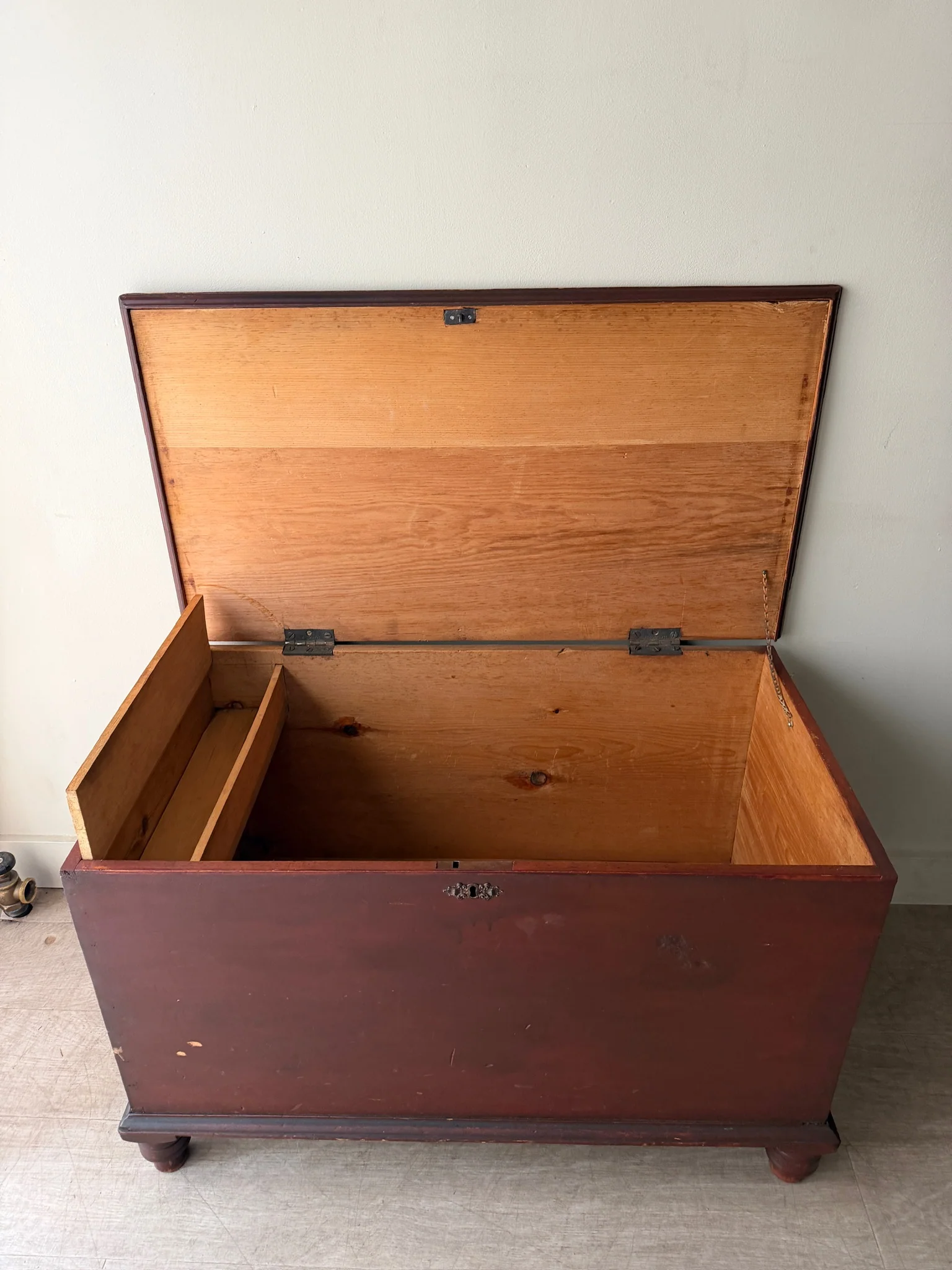 Pennsylvania Sheraton red painted chest - Image 5