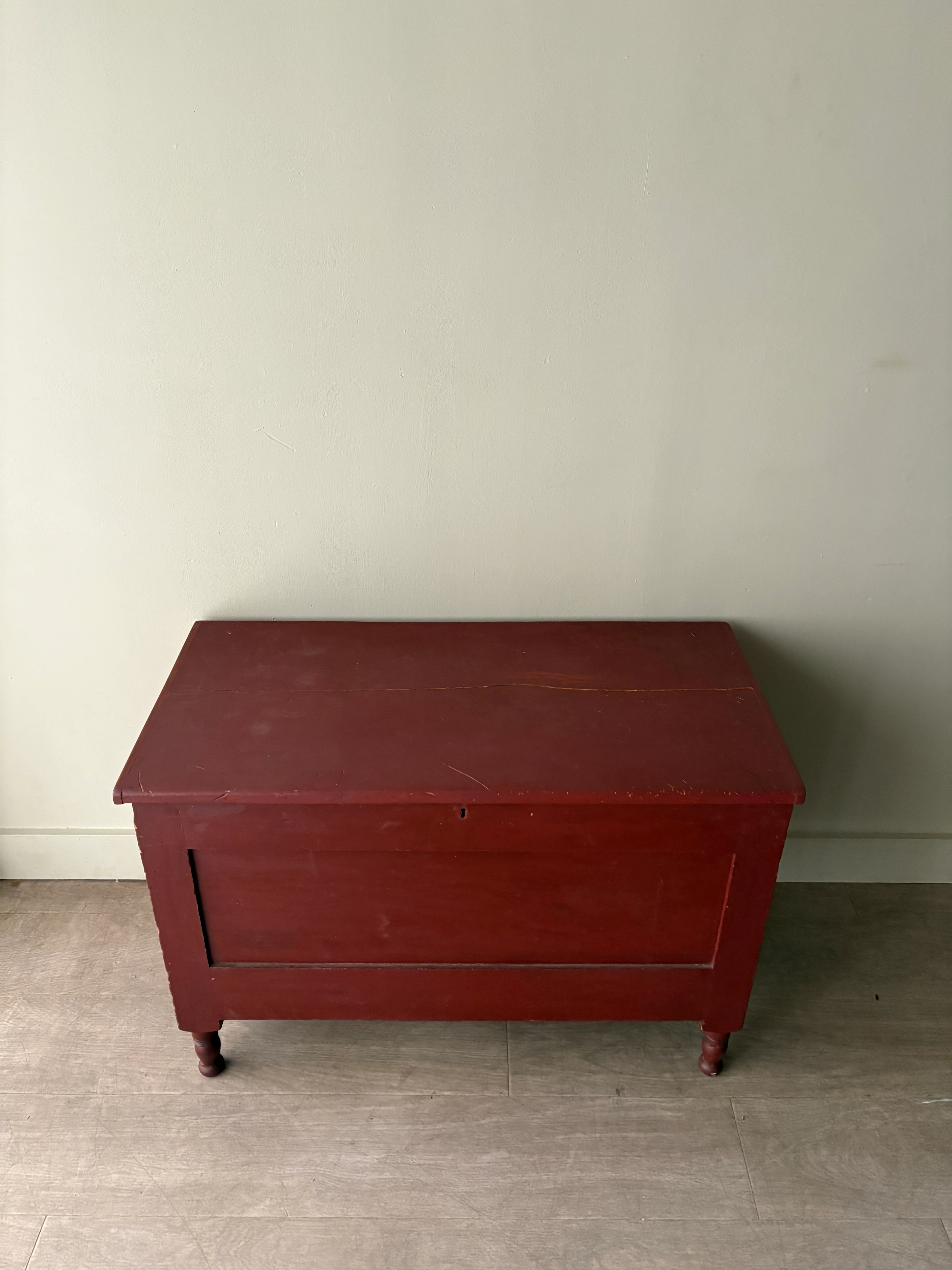 Pennsylvania Sheraton red painted pine chest - Image 2
