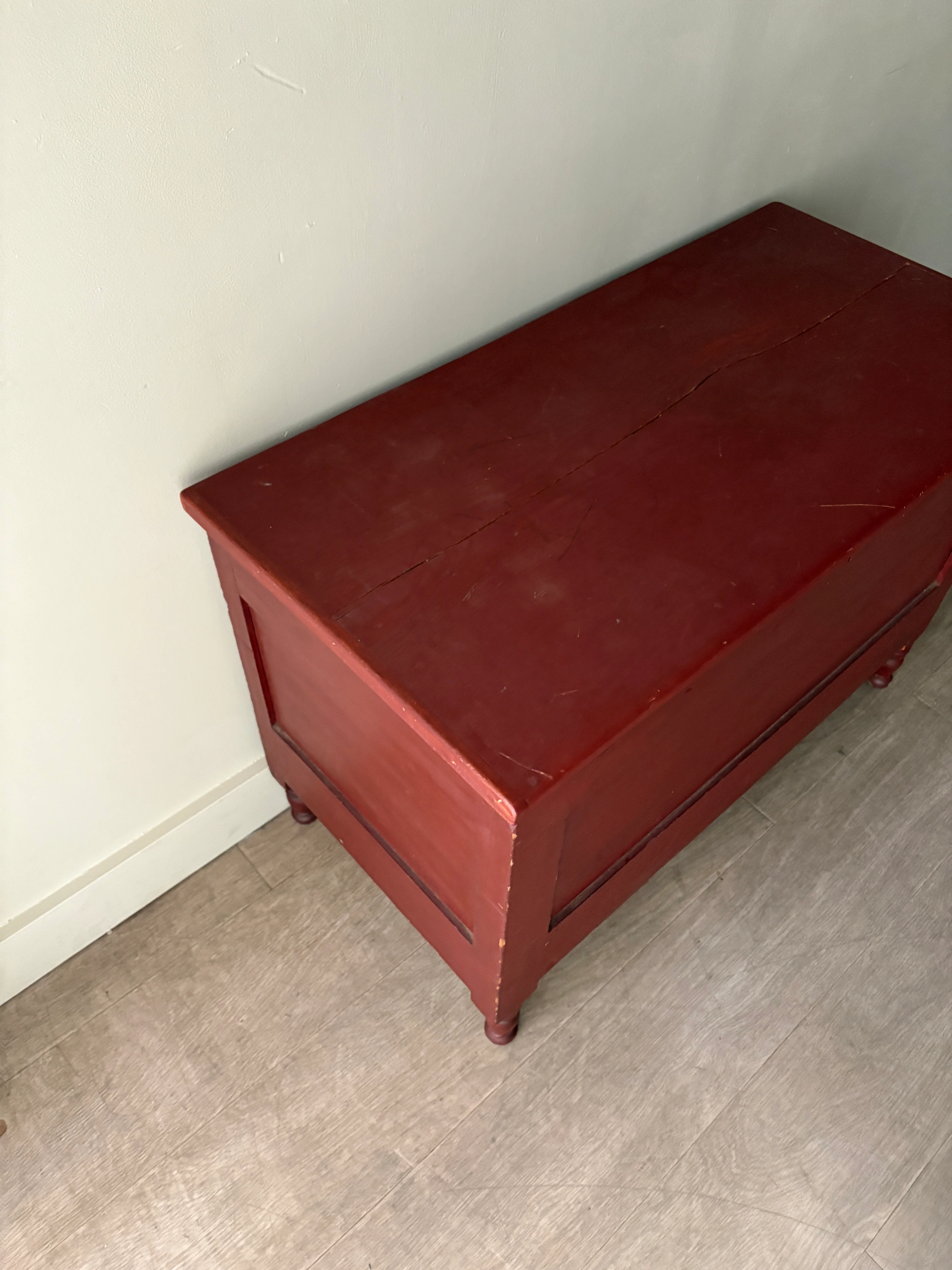 Pennsylvania Sheraton red painted pine chest - Image 3