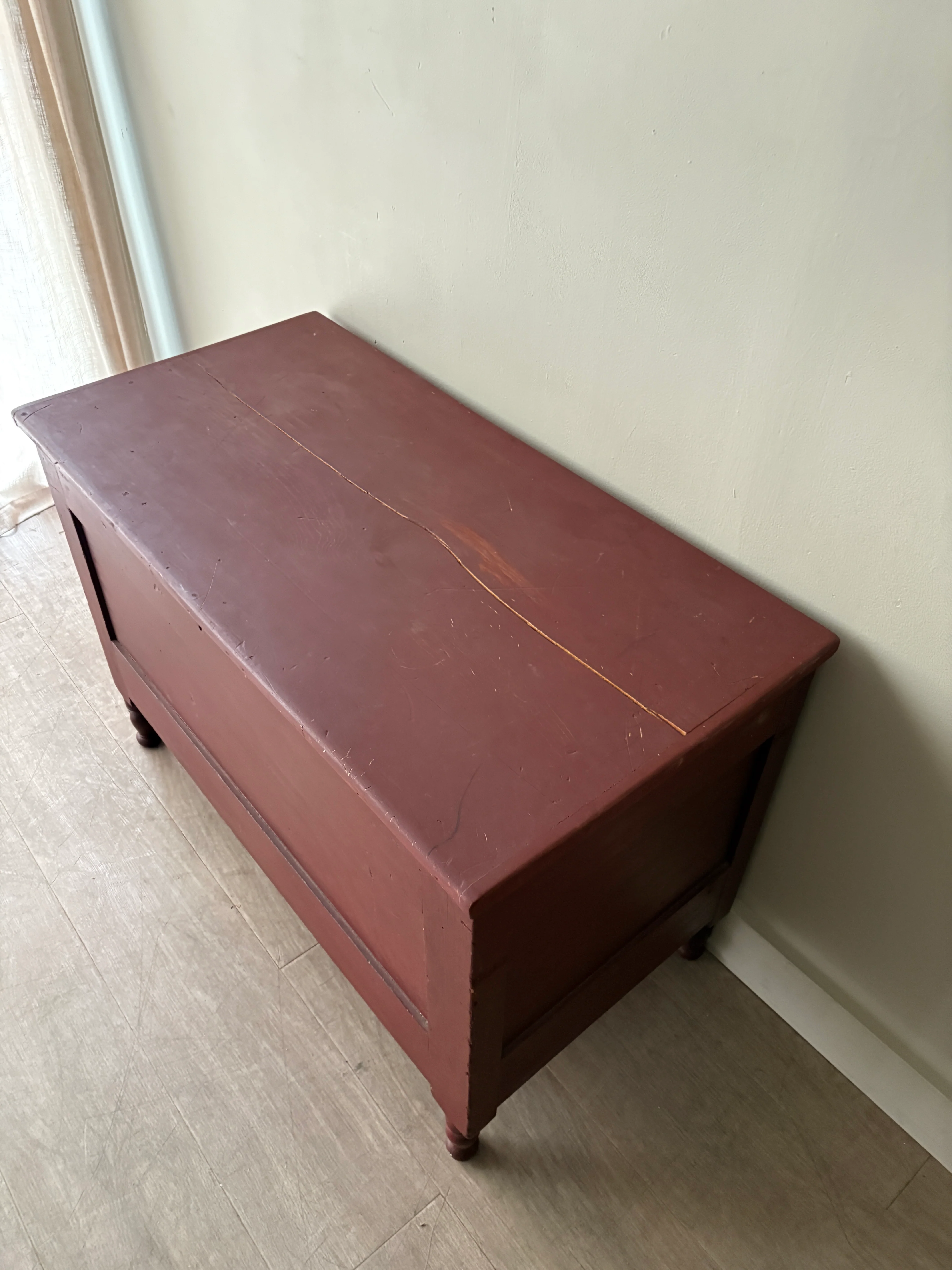 Pennsylvania Sheraton red painted pine chest - Image 4