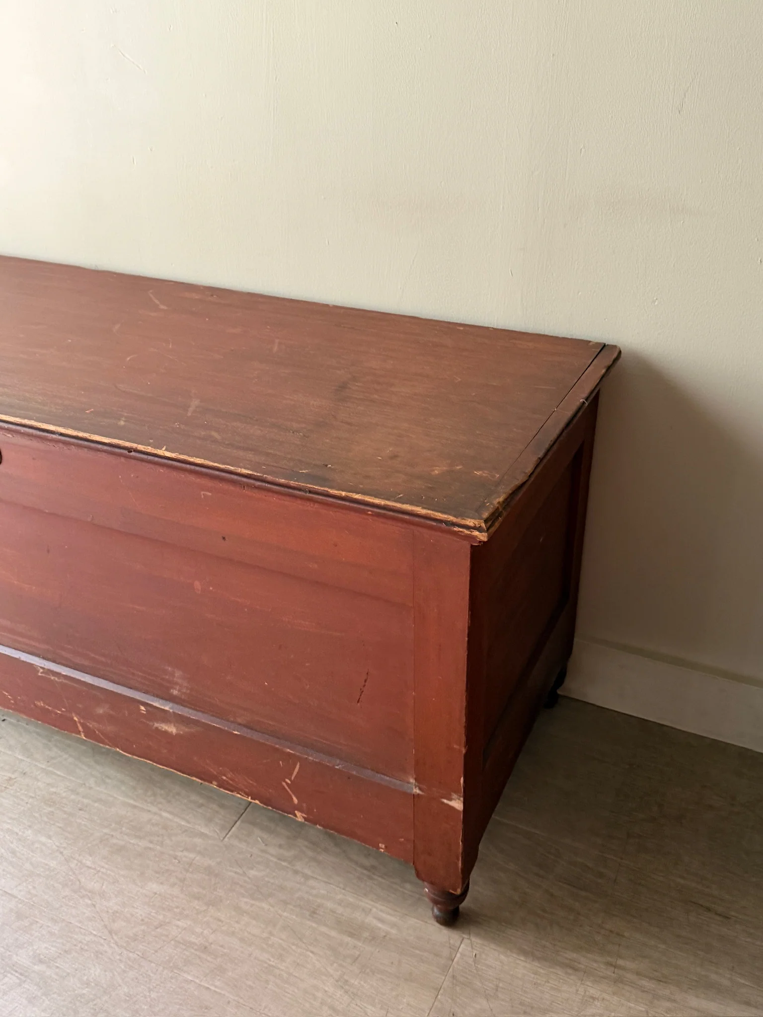 Pennsylvania Sheraton red-washed pine chest - Image 3