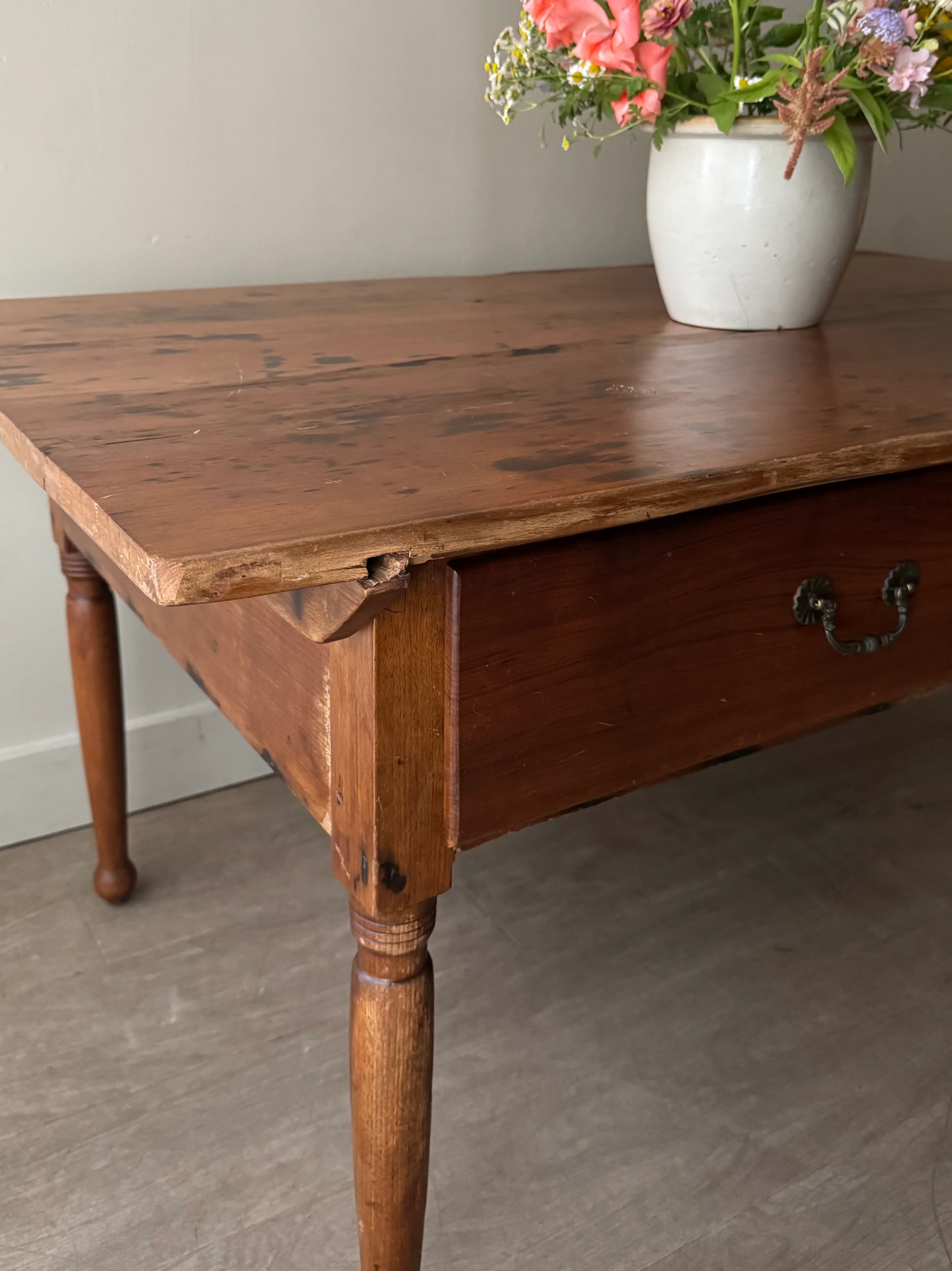 Pennsylvania Sheraton walnut harvest table - Image 3