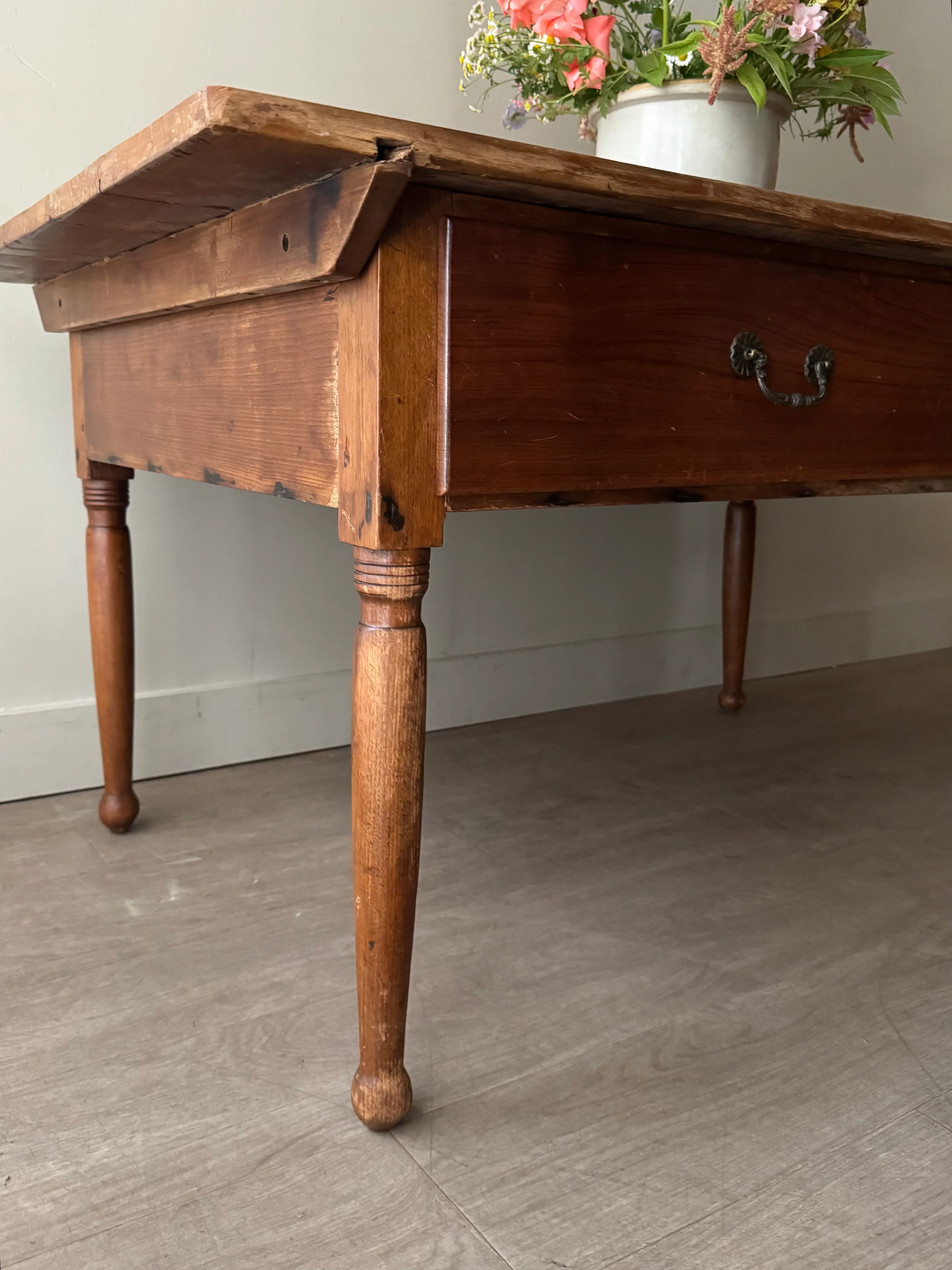 Pennsylvania Sheraton walnut harvest table - Image 4