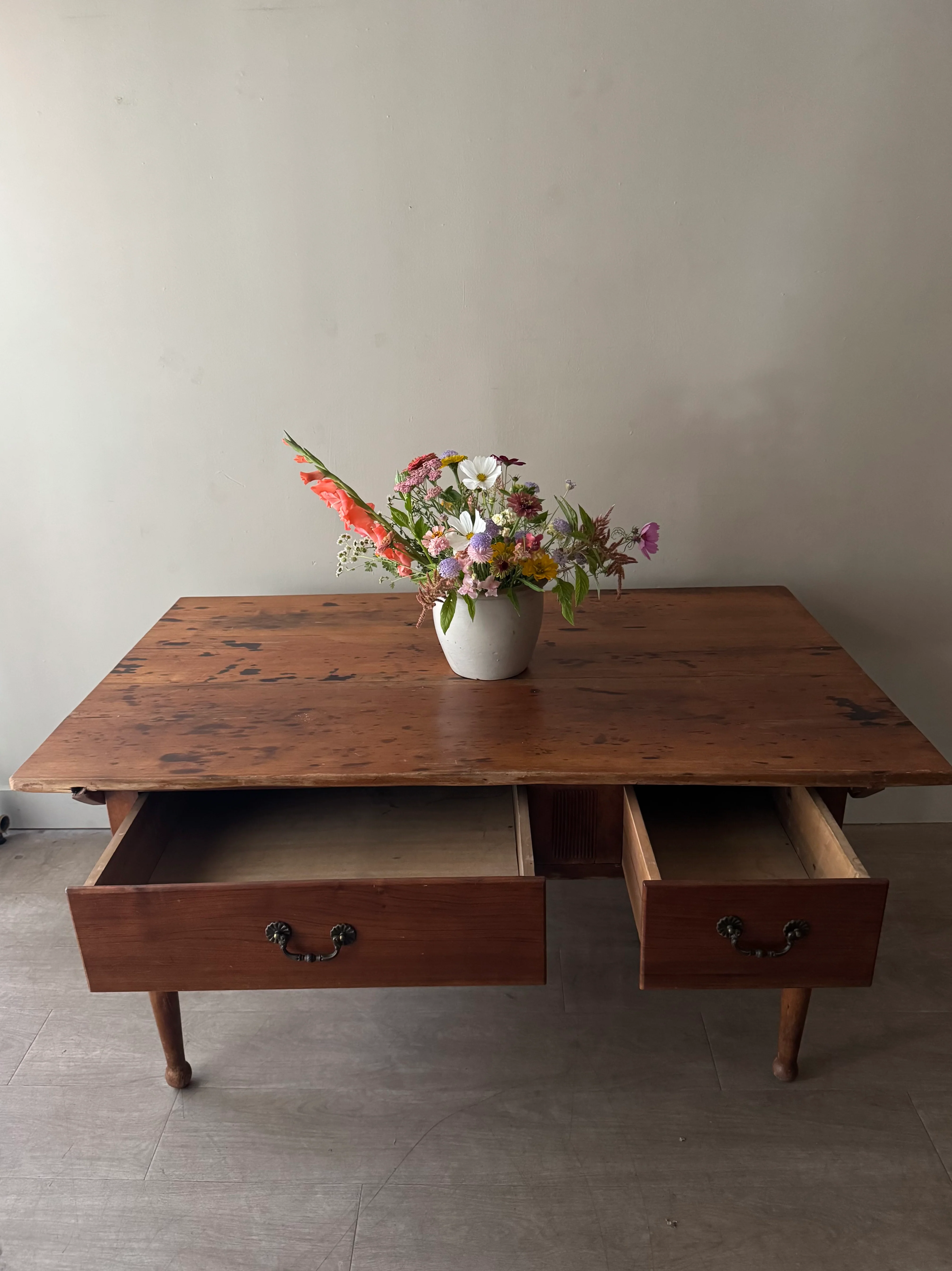 Pennsylvania Sheraton walnut harvest table - Image 7