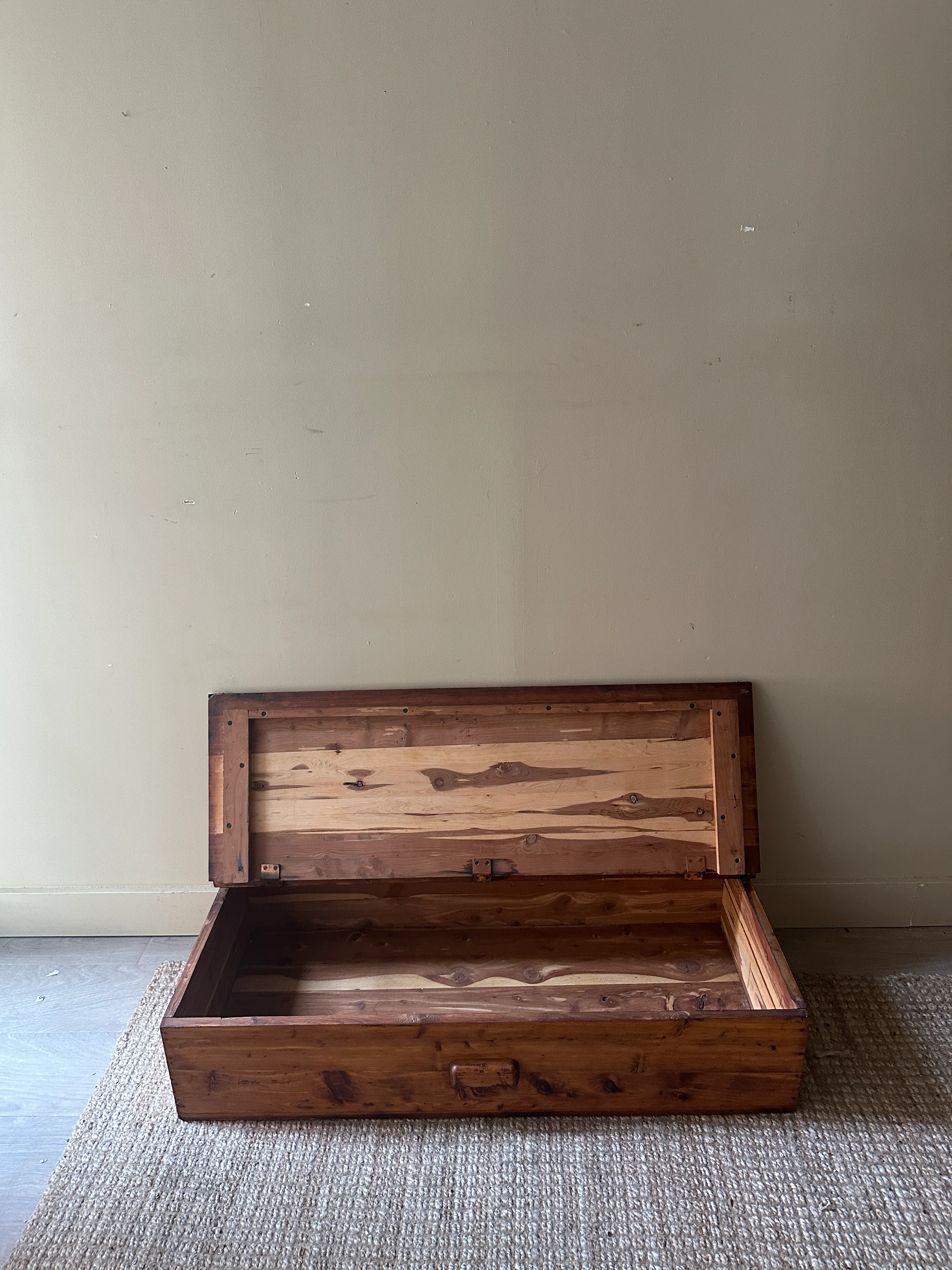 Pine and cedar low chest - Image 5