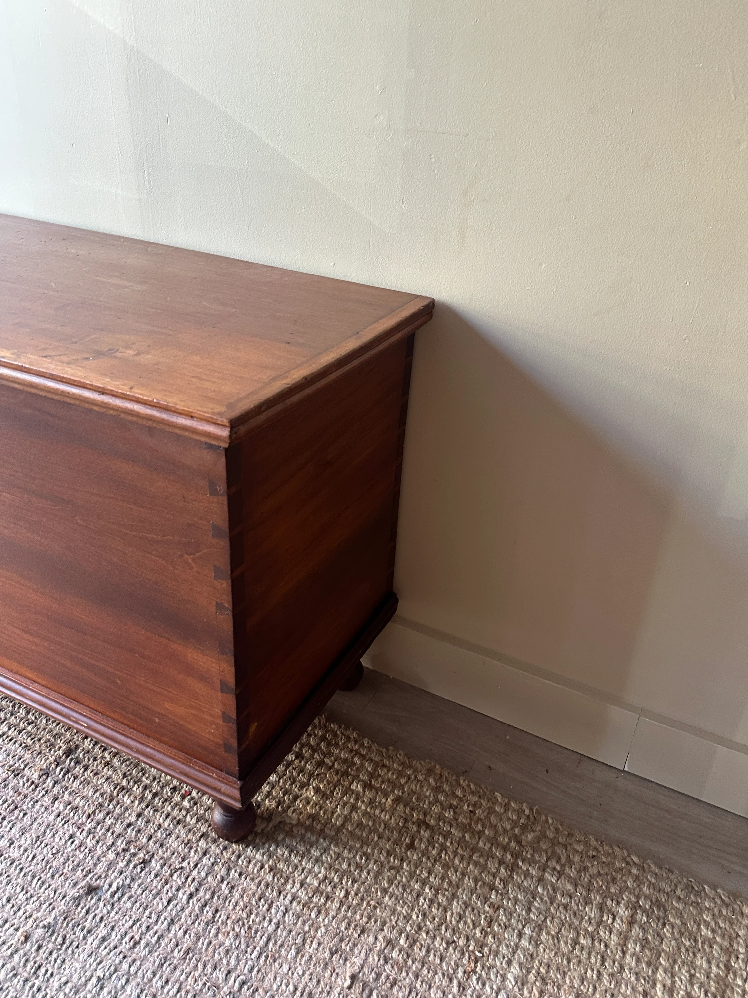 Pine chest with ball feet - Image 4