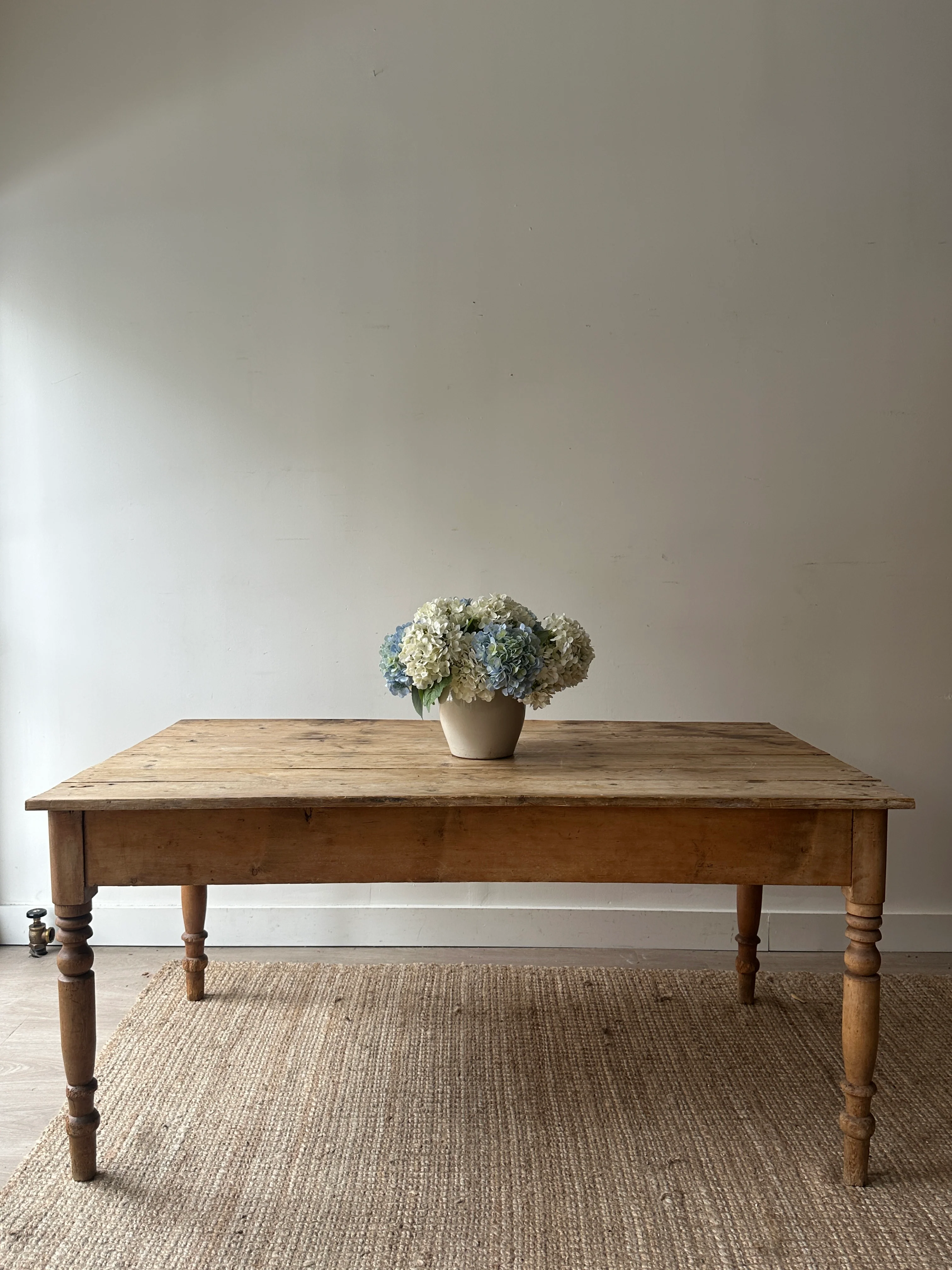 Pine farmhouse dining table - Image 4