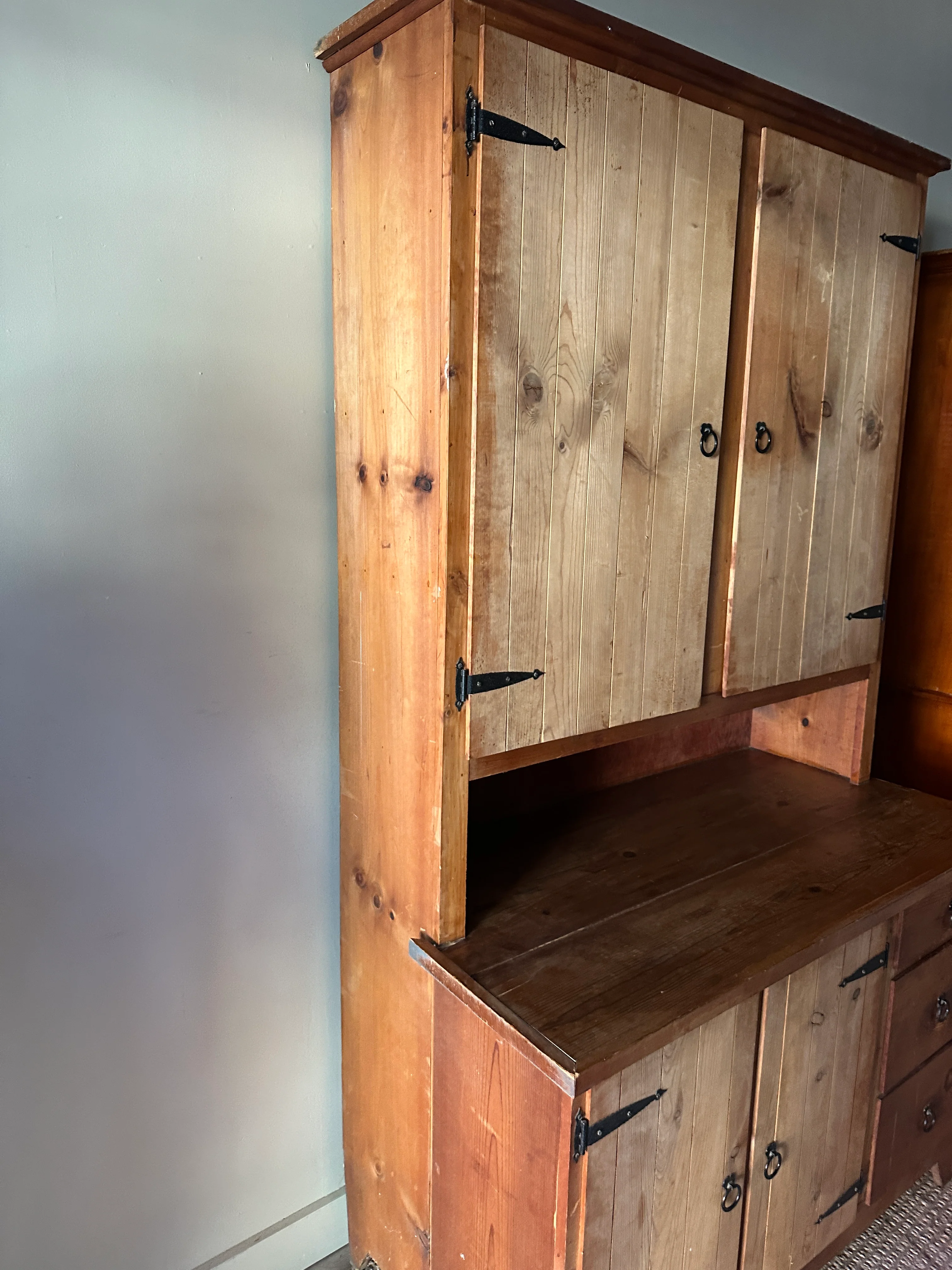 Pine hutch with wrought iron hardware - Image 2