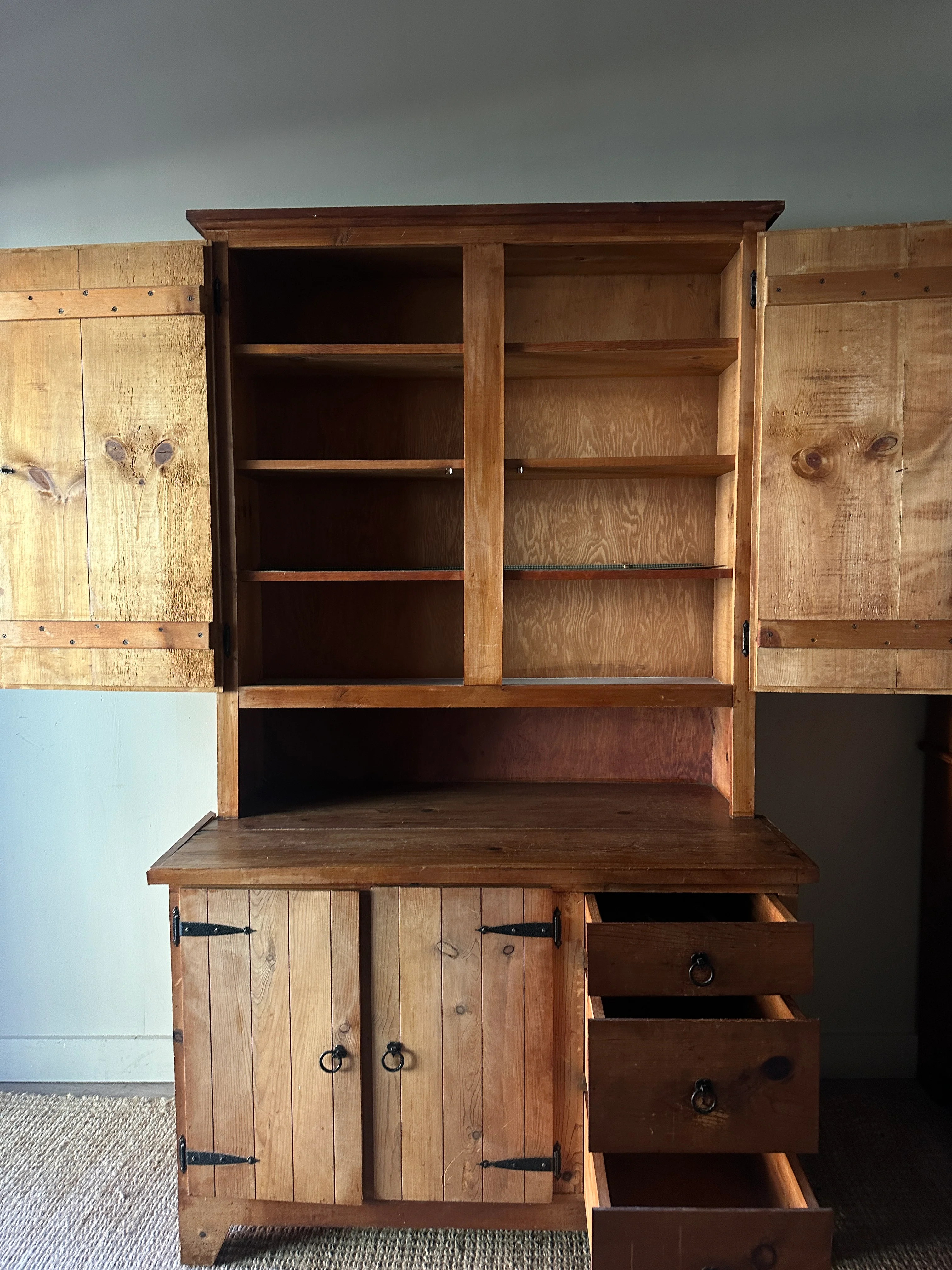 Pine hutch with wrought iron hardware - Image 5