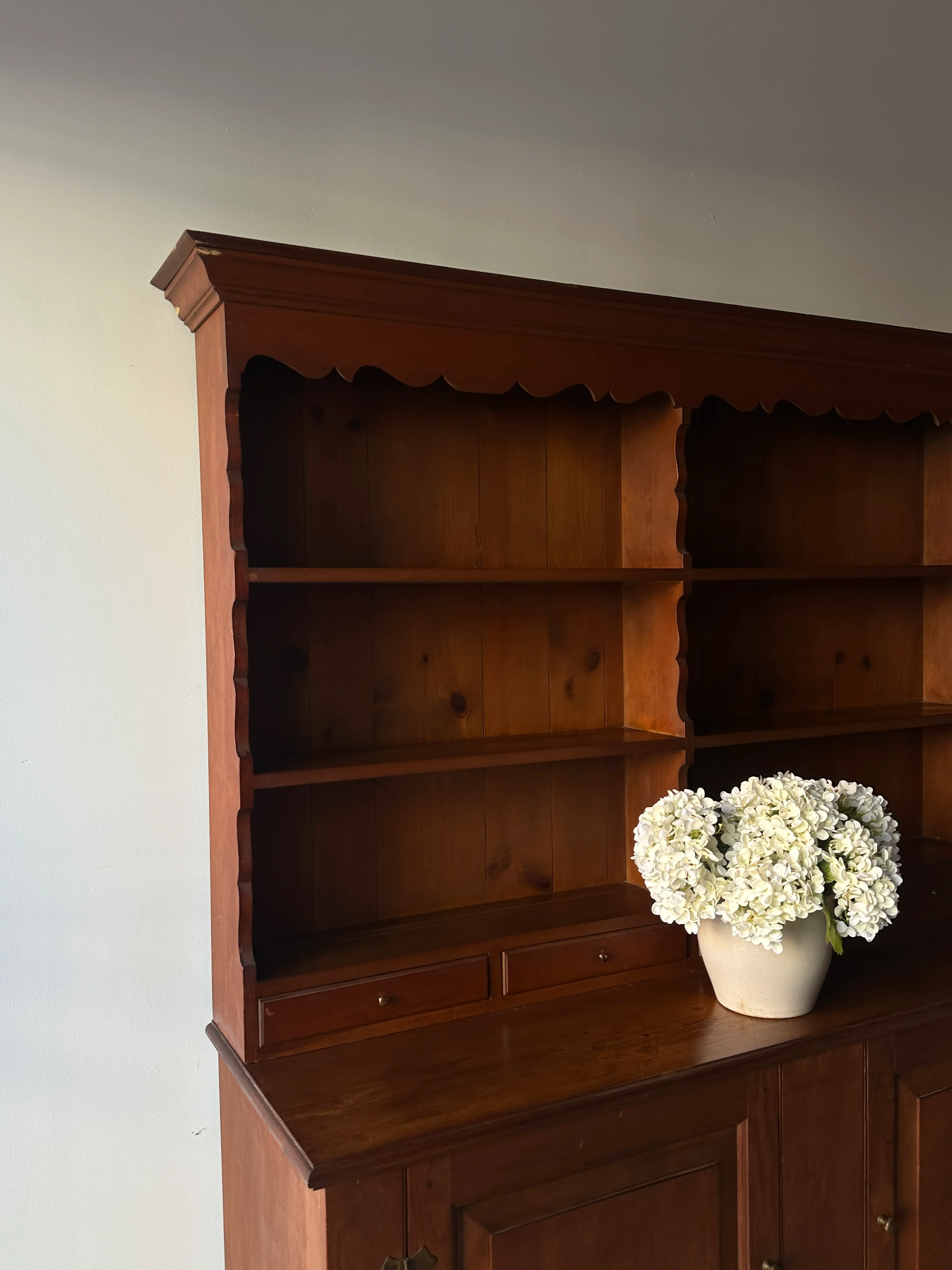 Pine step back hutch - Image 2