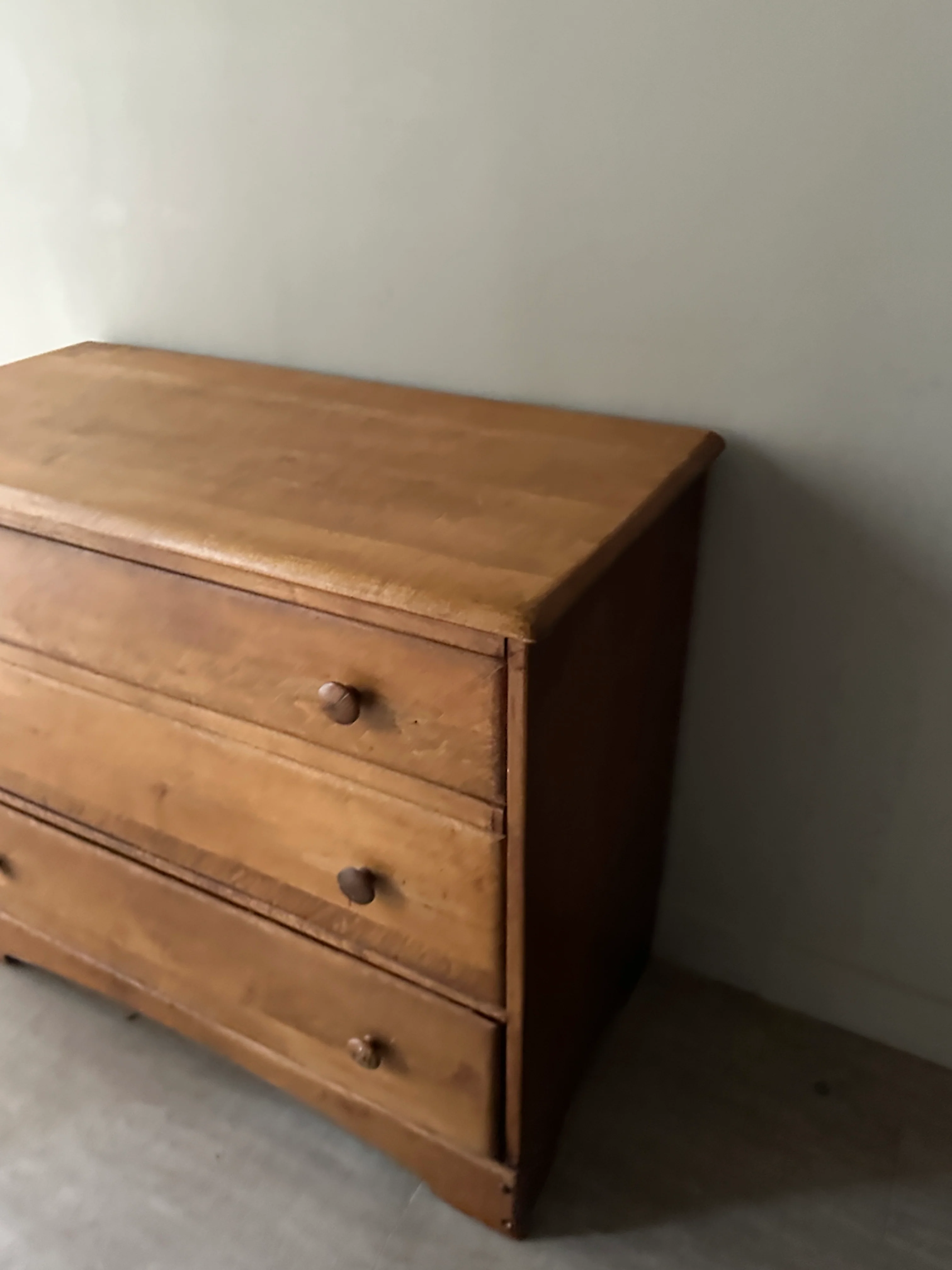 Maple three drawer dresser - Image 3
