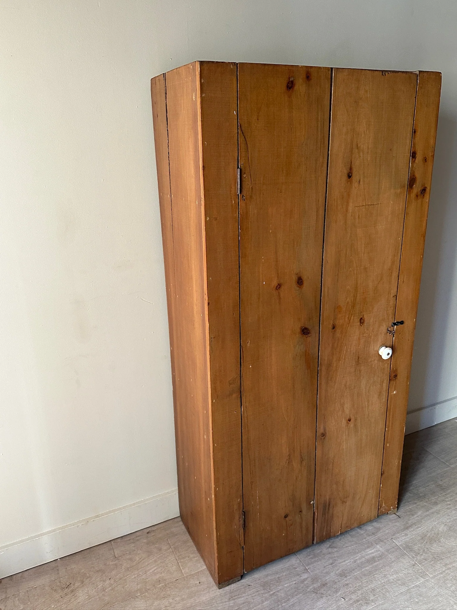 Pine wide plank cupboard - Image 2