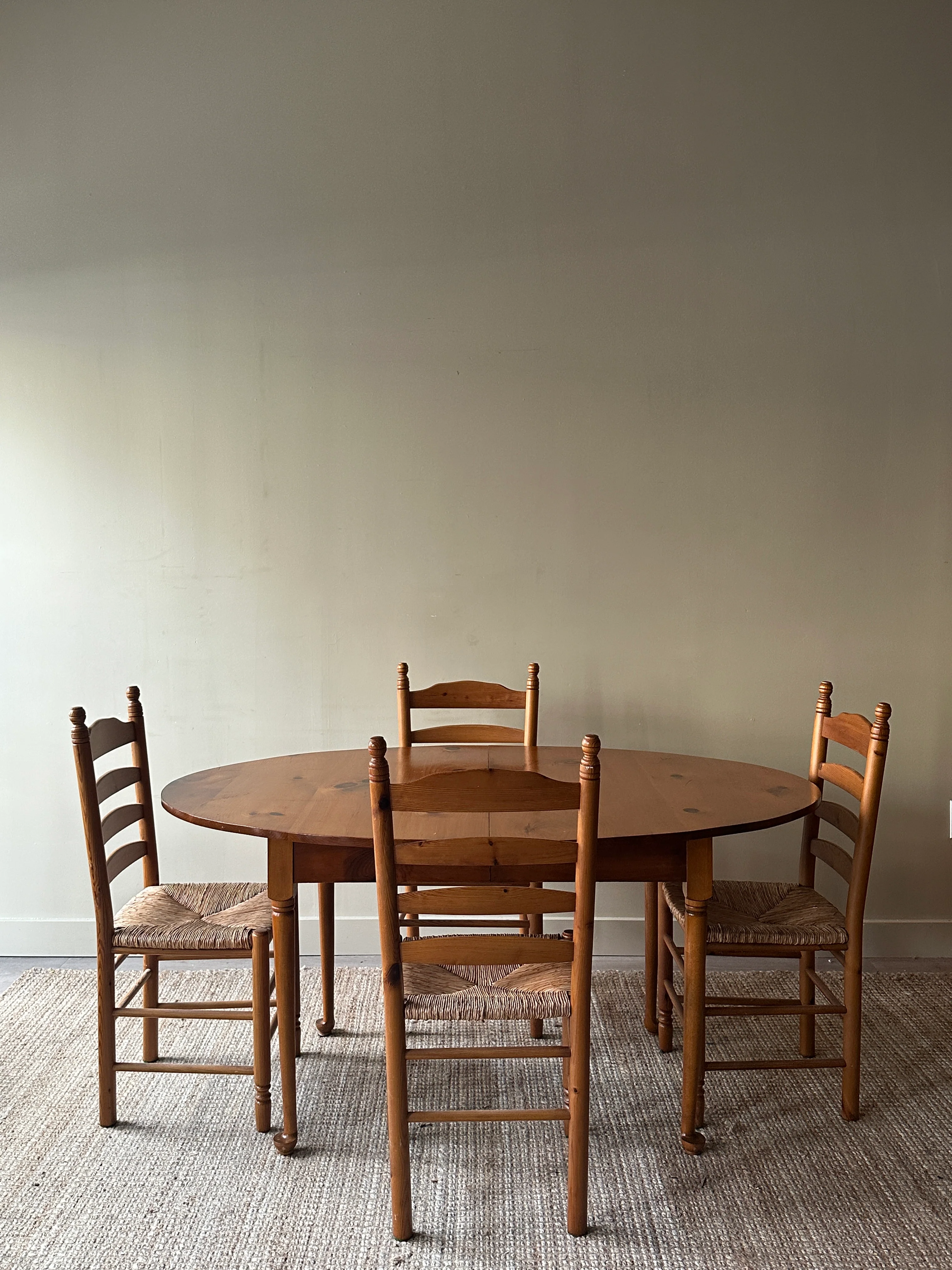 Queen Anne pine dining table with 3 leaves