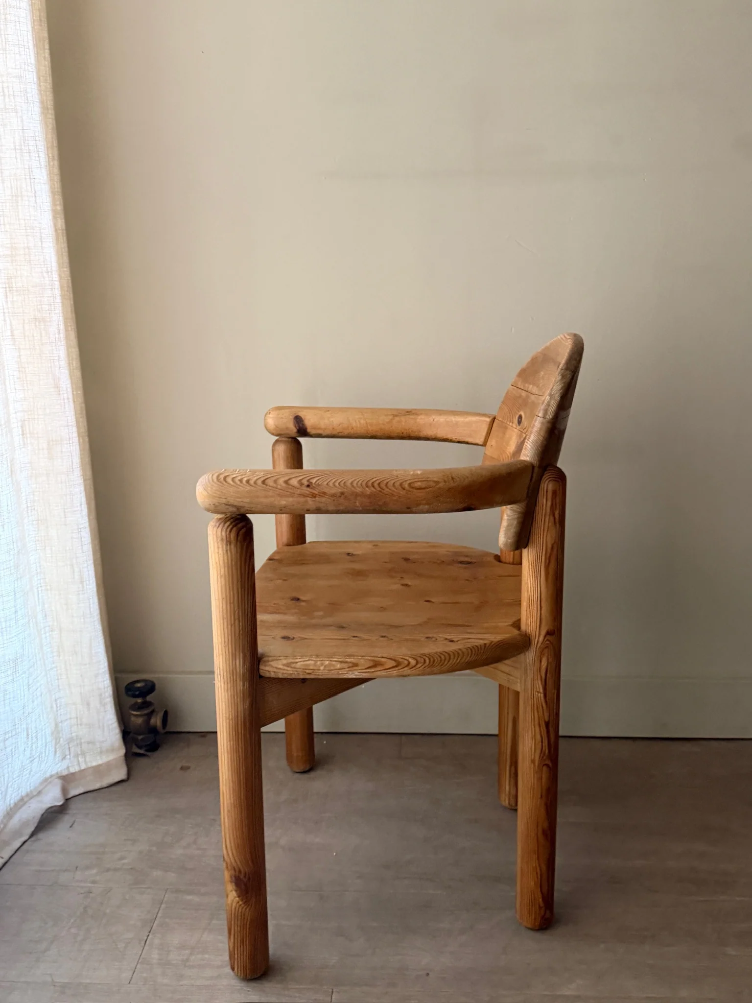 Rainer Daumiller pine dining chair with arms - Image 2