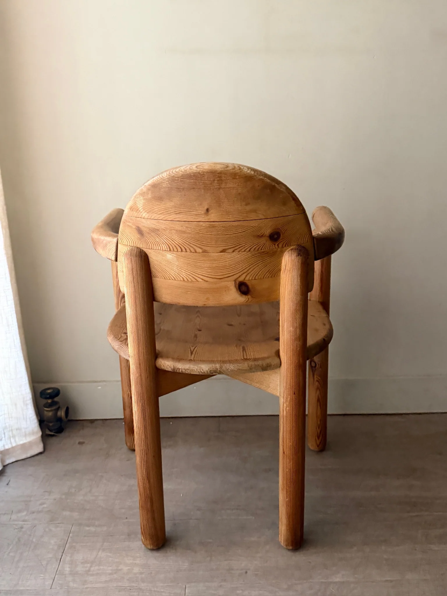 Rainer Daumiller pine dining chair with arms - Image 3