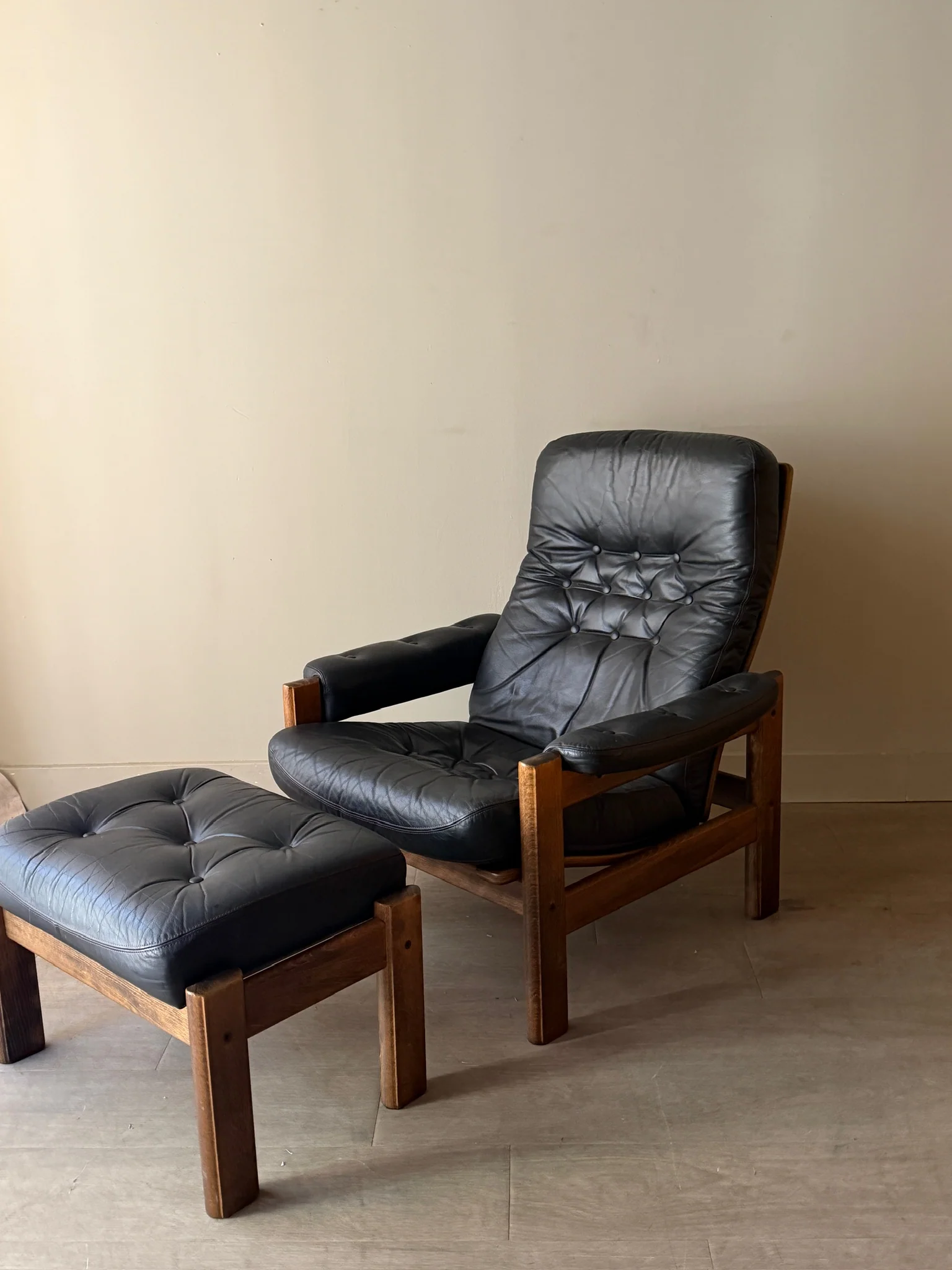 Reclining leather armchair with ottoman - Image 2