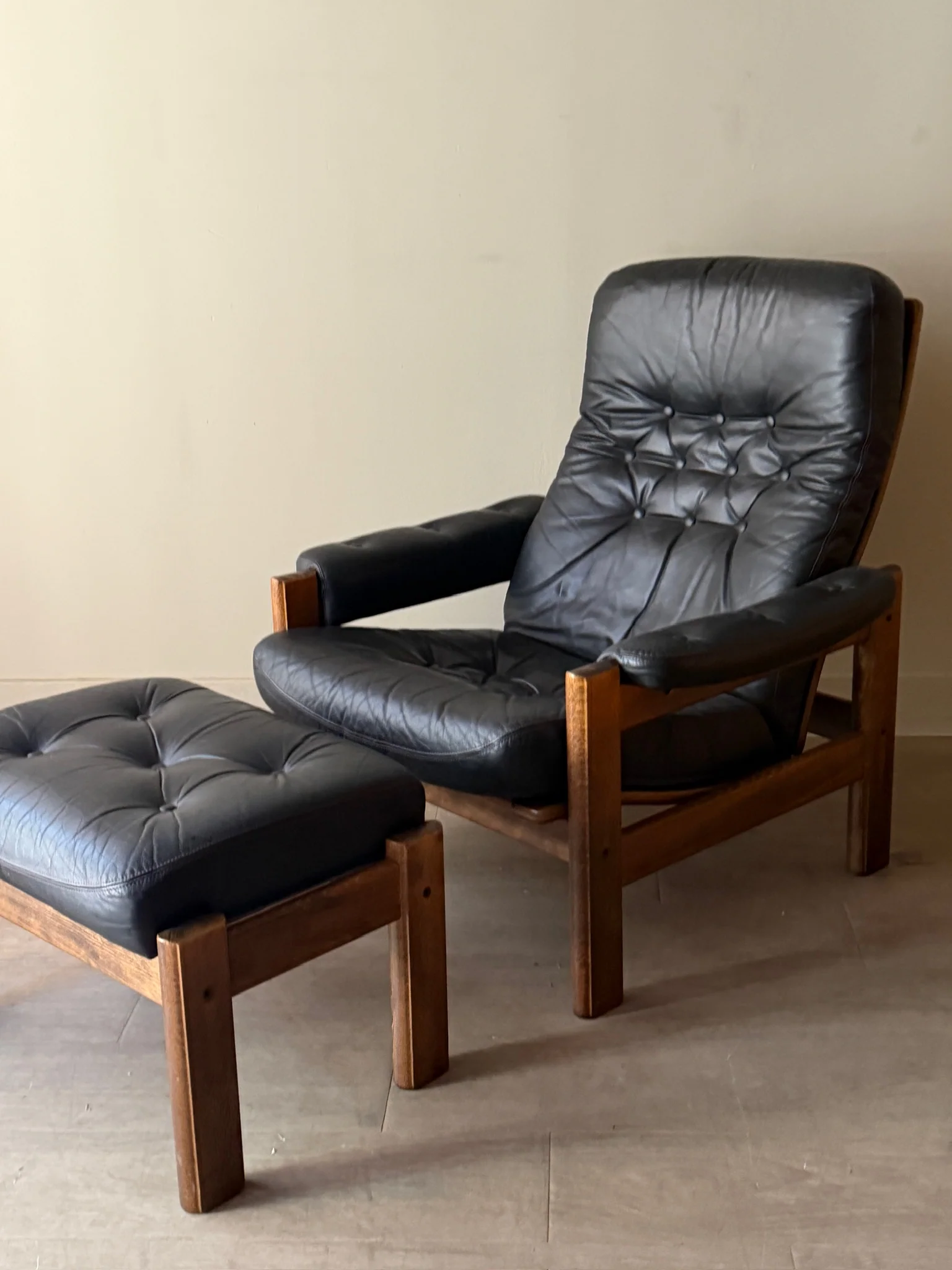 Reclining leather armchair with ottoman - Image 3