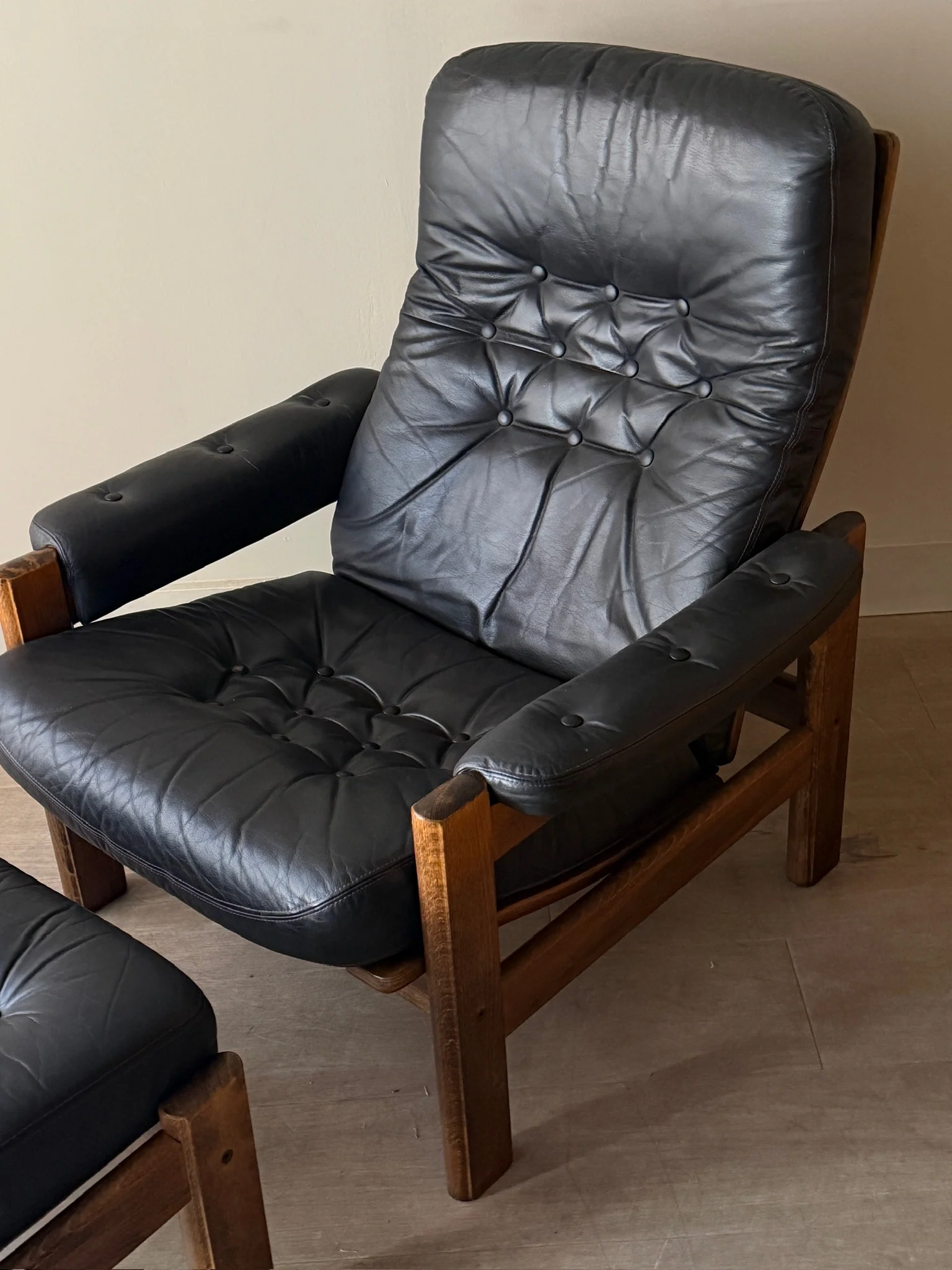 Reclining leather armchair with ottoman - Image 4