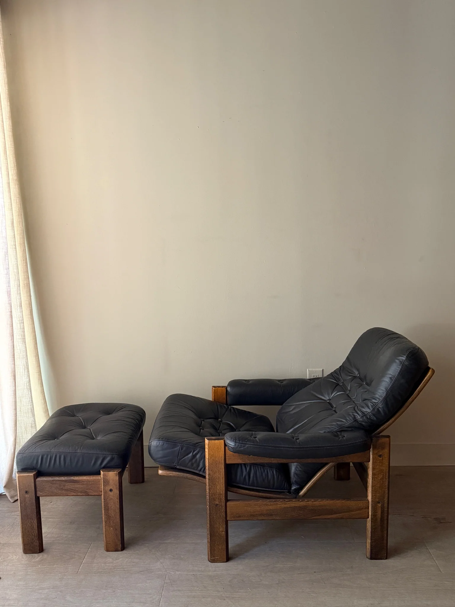 Reclining leather armchair with ottoman - Image 7