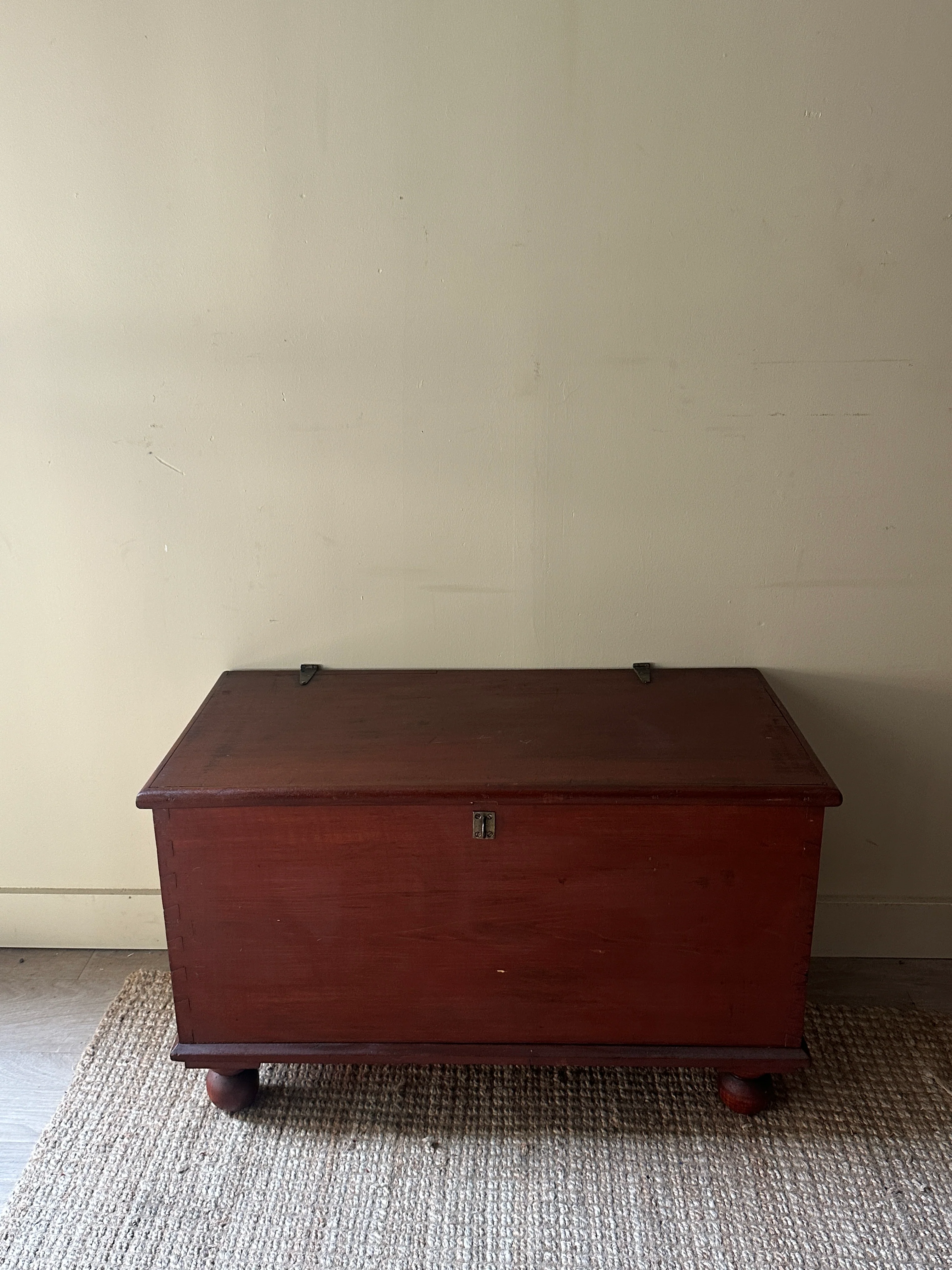 Red ball foot chest - Image 2