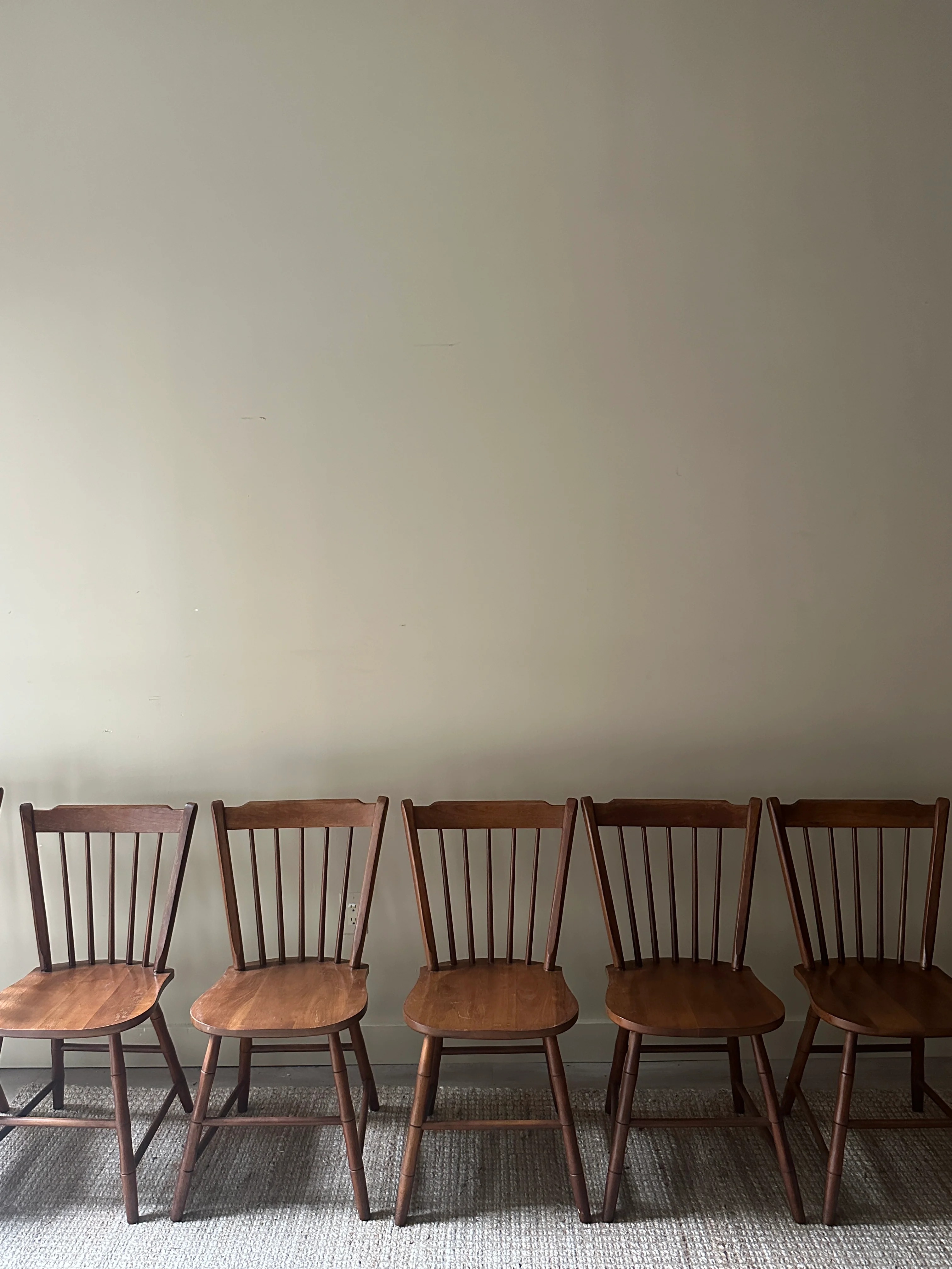 Set of 6 dining chairs. 5 armless, 1 captain. Sold as a set. - Image 2