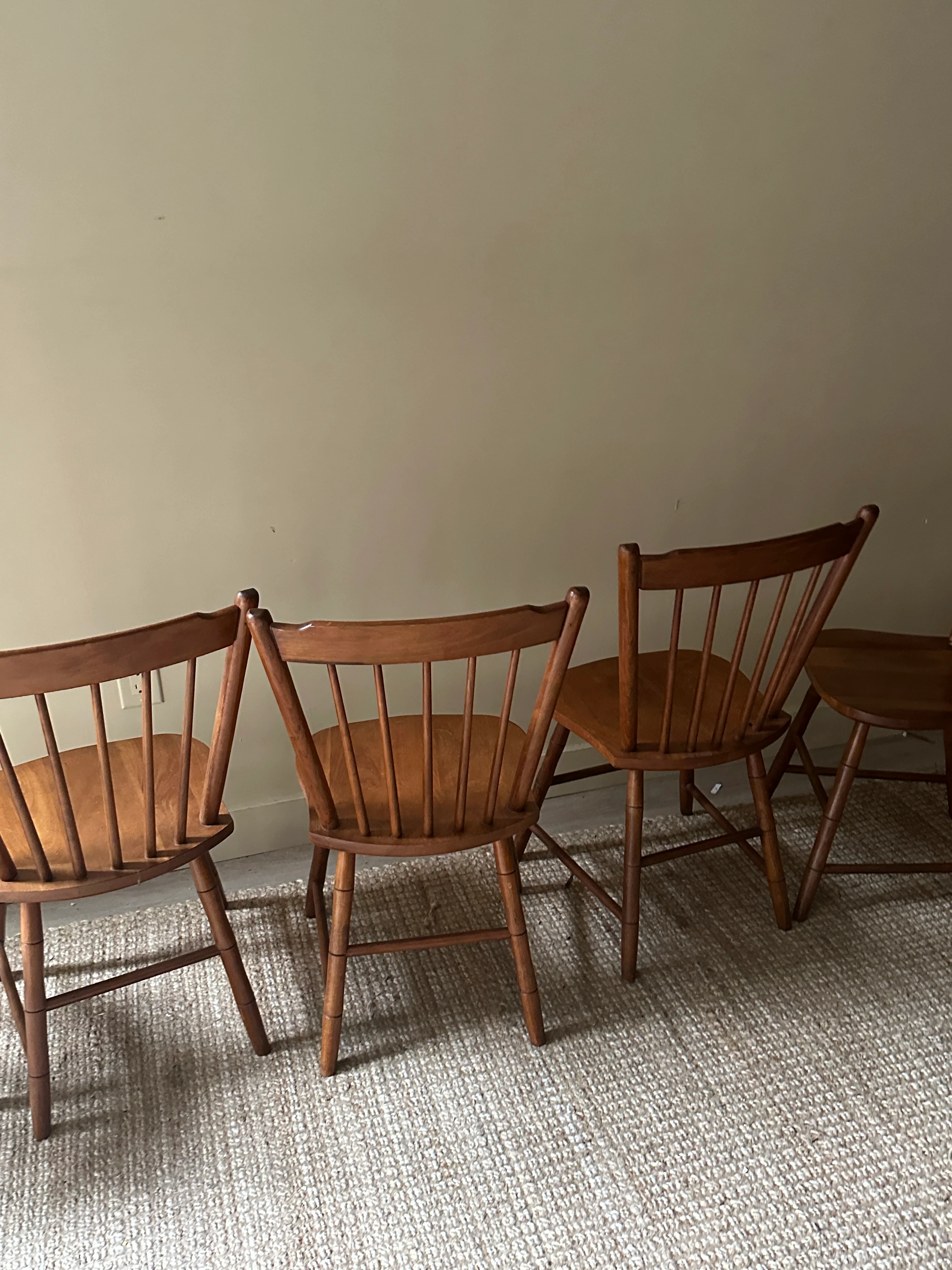 Set of 6 dining chairs. 5 armless, 1 captain. Sold as a set. - Image 4