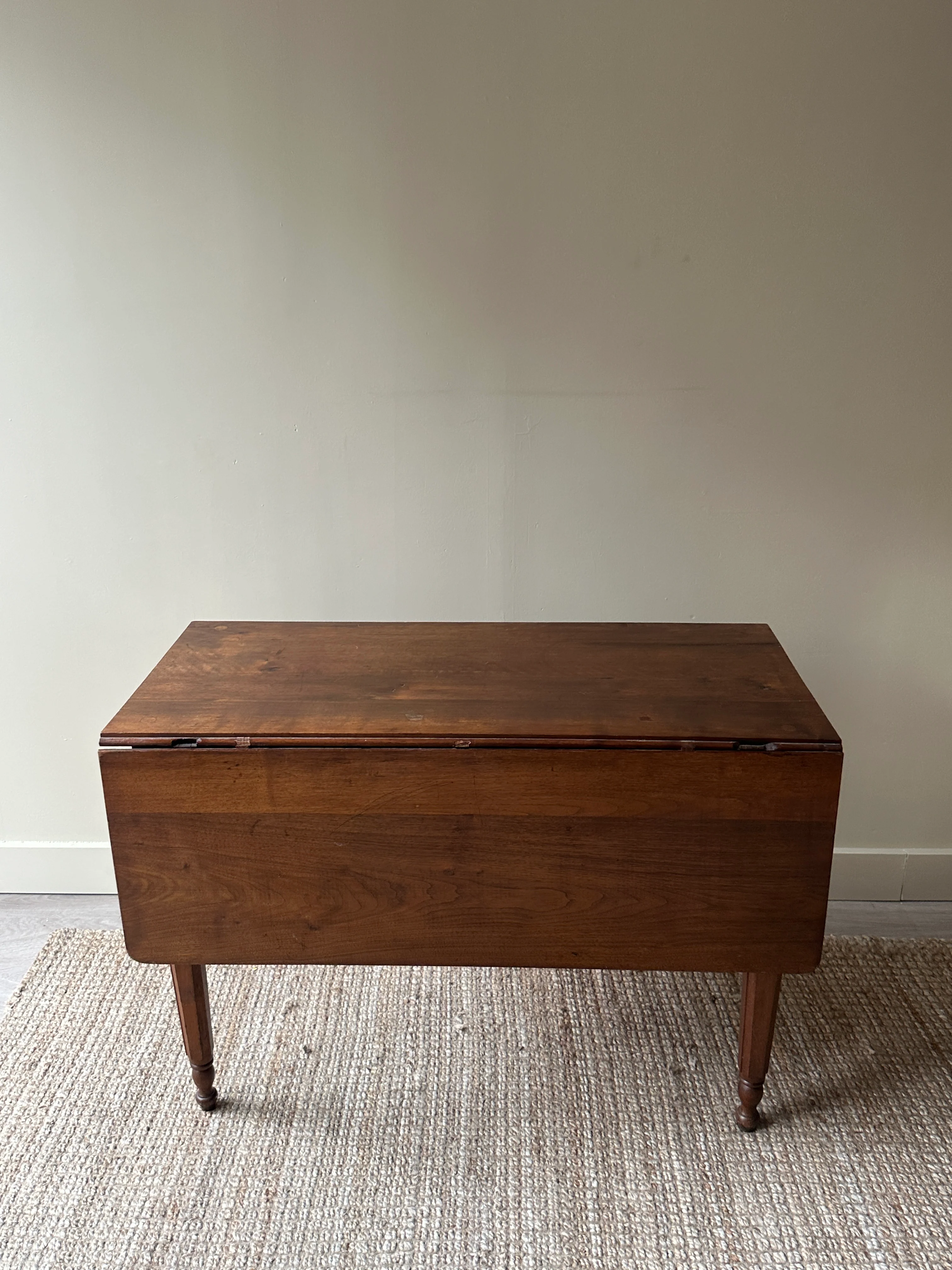 Sheraton walnut drop leaf table - Image 2