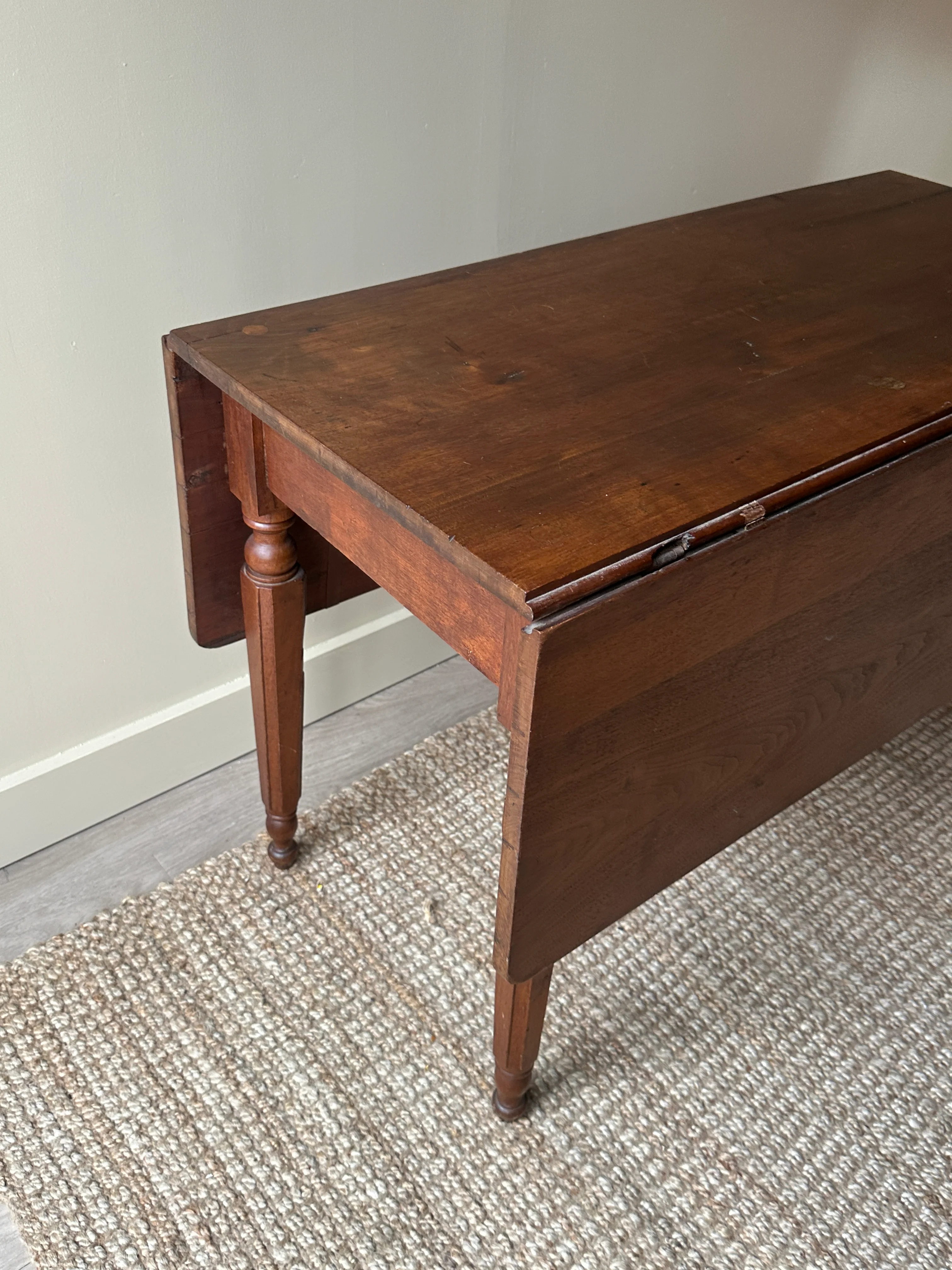 Sheraton walnut drop leaf table - Image 3